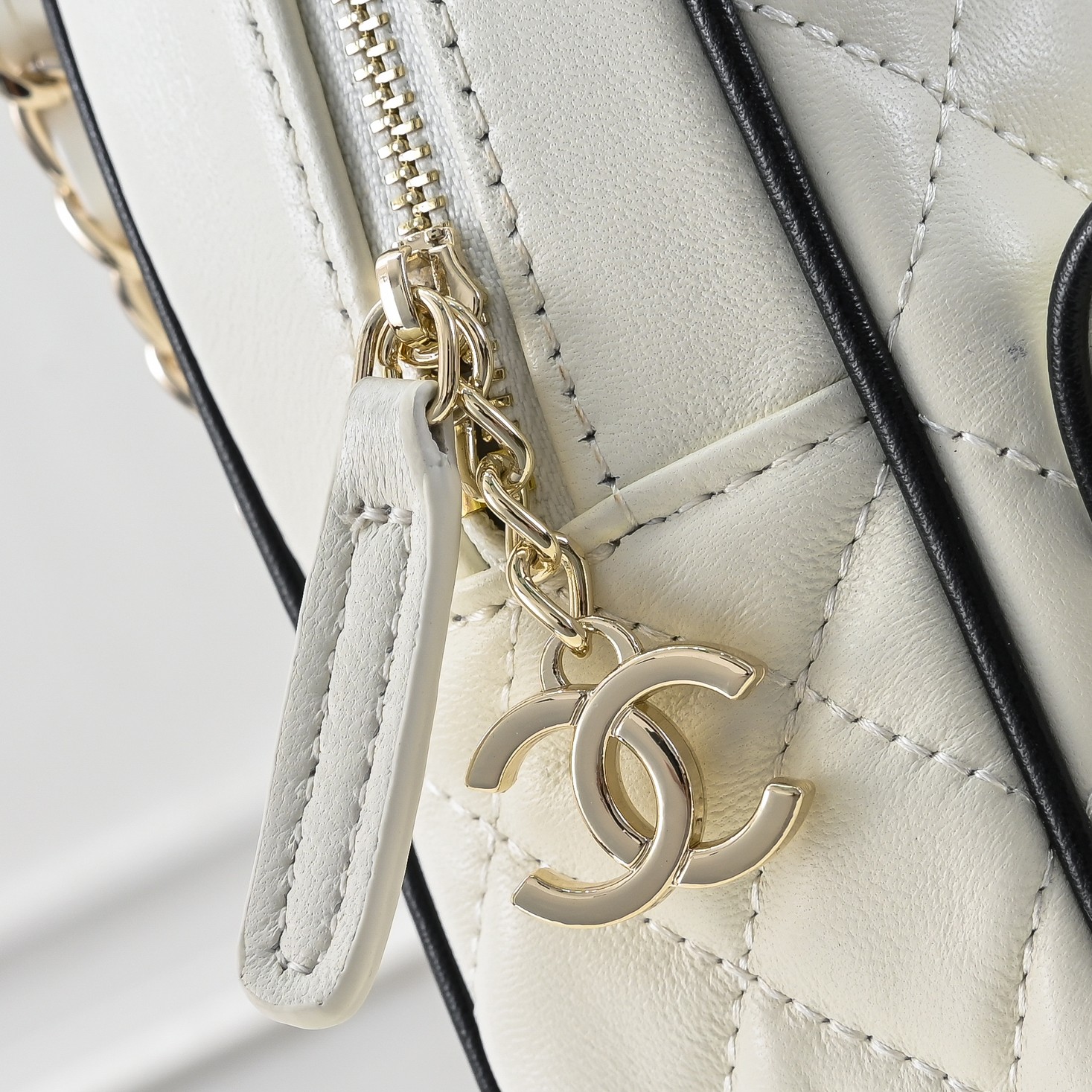 ，CHANE*25C新款mini黑扣配色小书包双肩包
一眼就爱上的小可爱！这只小巧精致近期真的太火🔥一眼