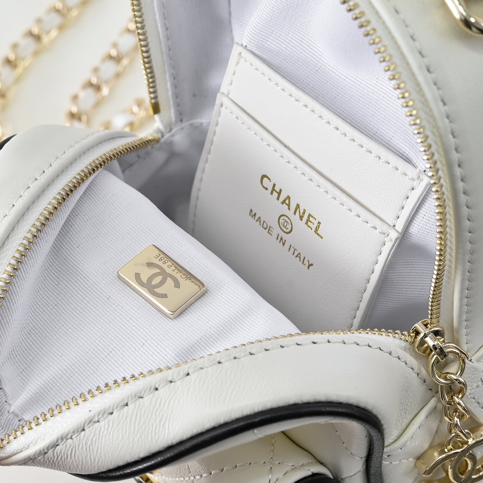 ，CHANE*25C新款mini黑扣配色小书包双肩包
一眼就爱上的小可爱！这只小巧精致近期真的太火🔥一眼