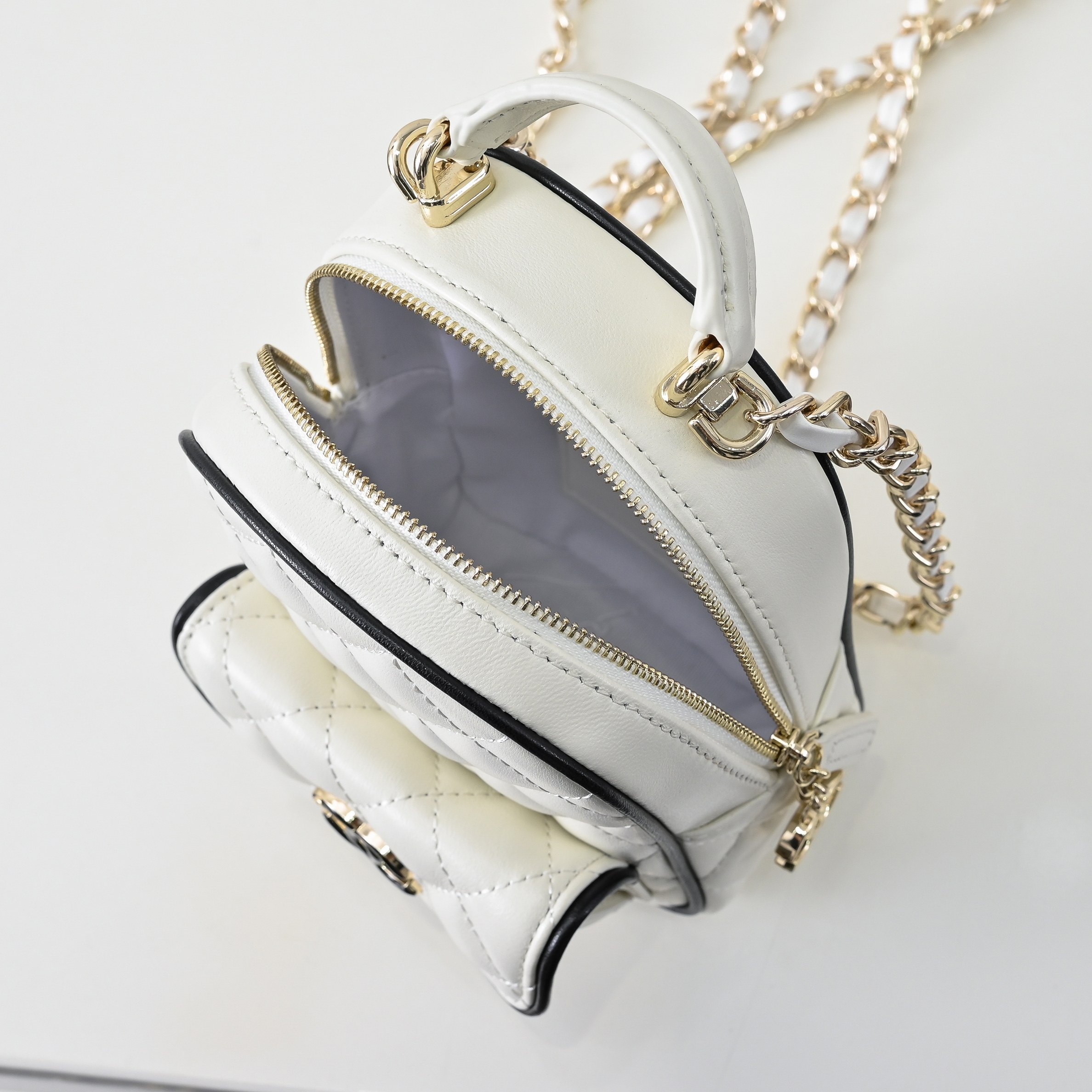 ，CHANE*25C新款mini黑扣配色小书包双肩包
一眼就爱上的小可爱！这只小巧精致近期真的太火🔥一眼