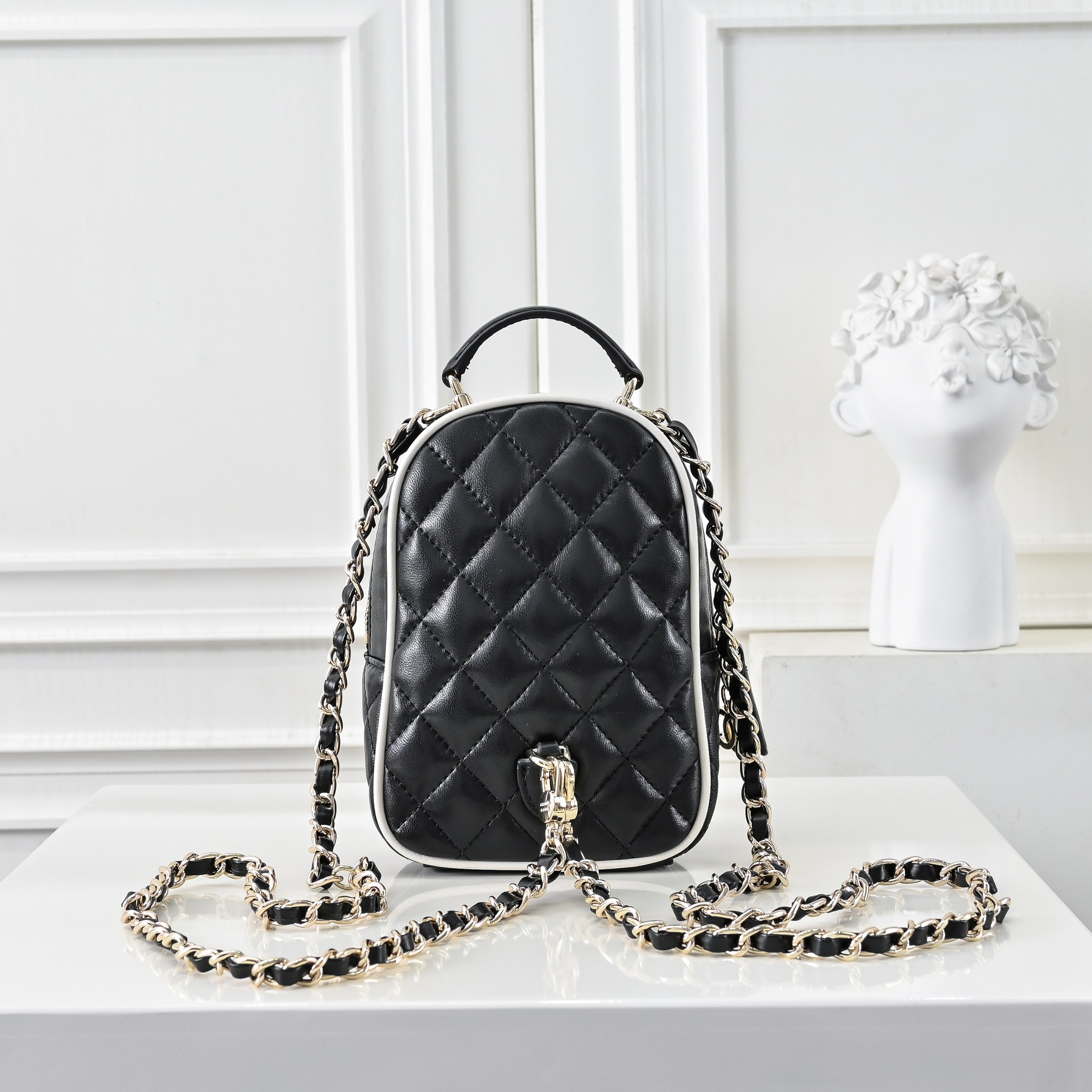 ，CHANE*25C新款mini黑扣配色小书包双肩包
一眼就爱上的小可爱！这只小巧精致近期真的太火🔥一眼