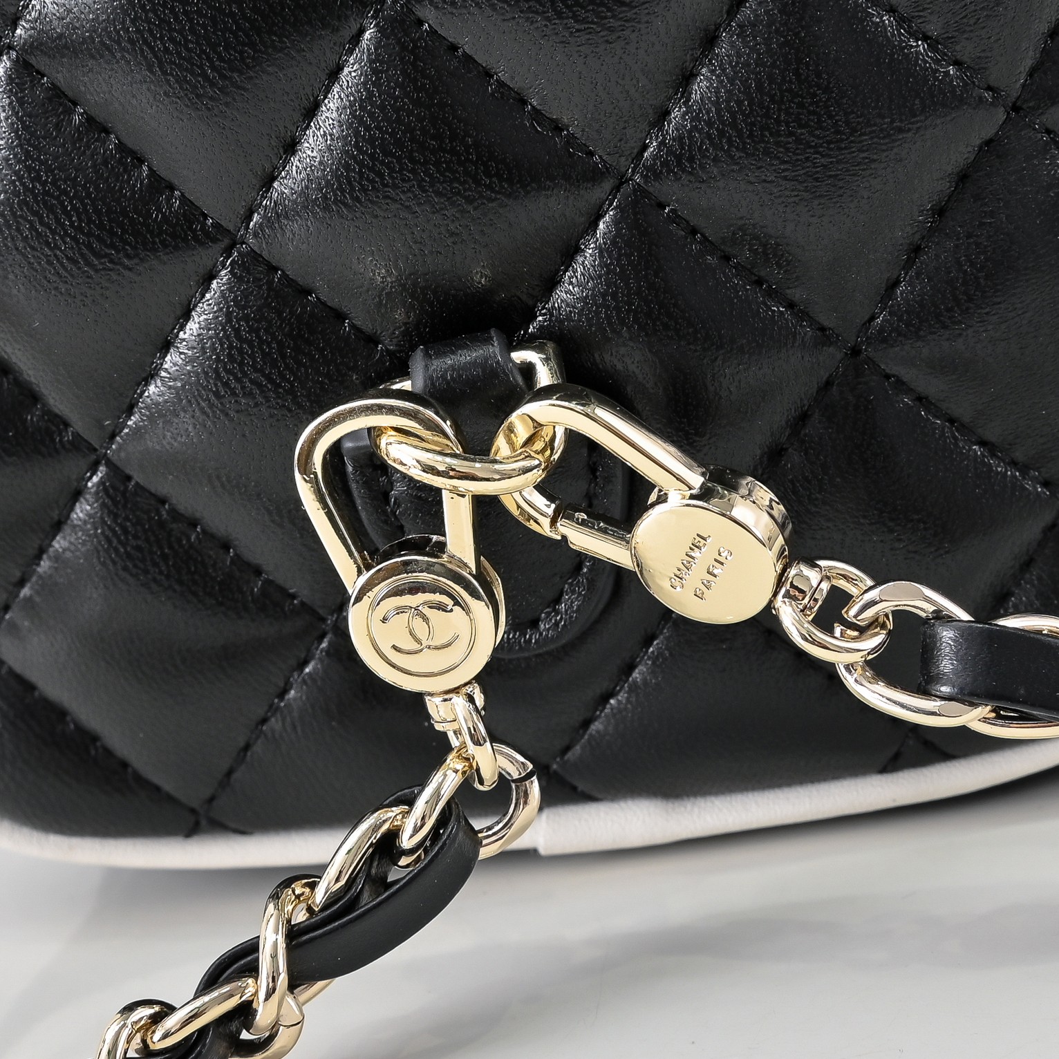 ，CHANE*25C新款mini黑扣配色小书包双肩包
一眼就爱上的小可爱！这只小巧精致近期真的太火🔥一眼