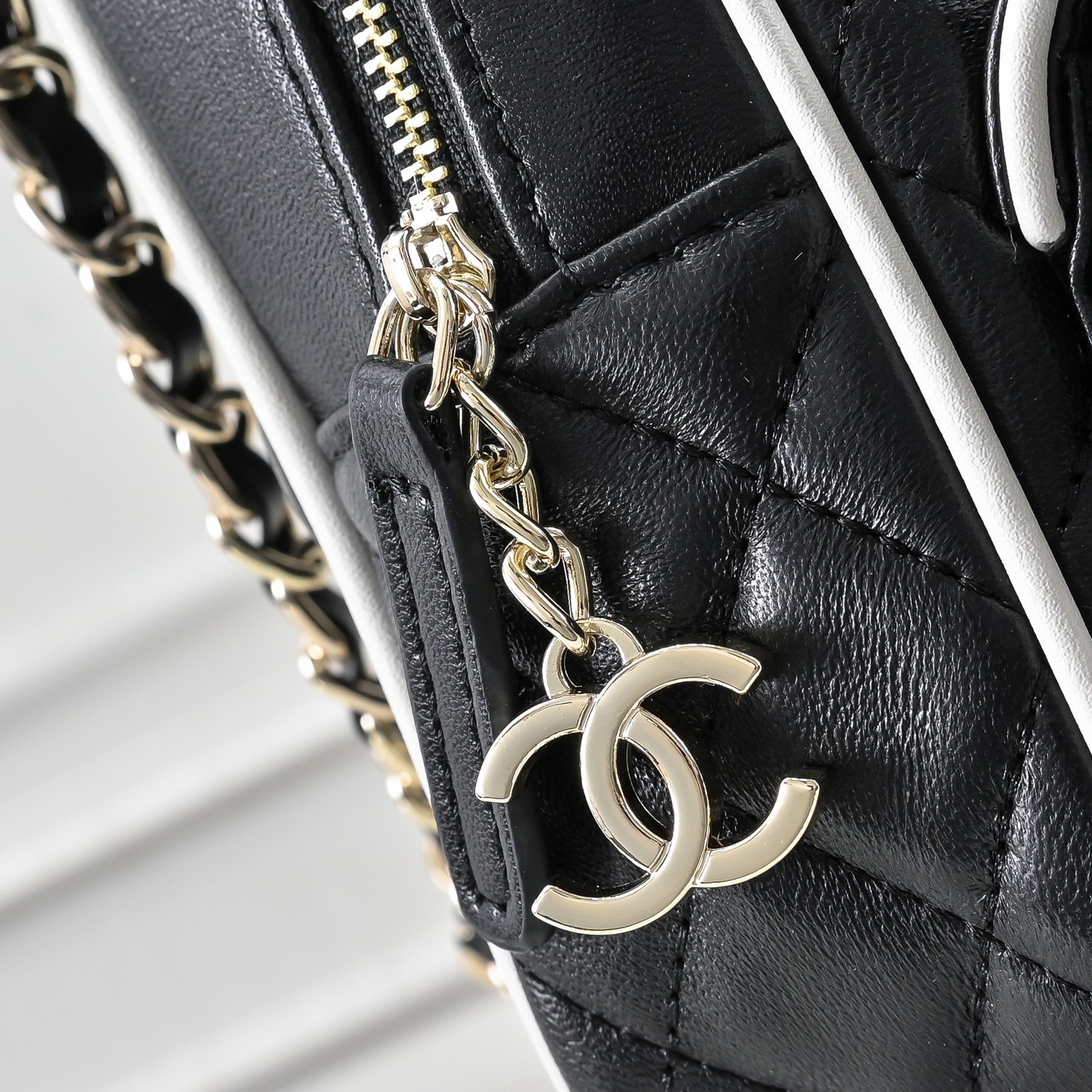 ，CHANE*25C新款mini黑扣配色小书包双肩包
一眼就爱上的小可爱！这只小巧精致近期真的太火🔥一眼