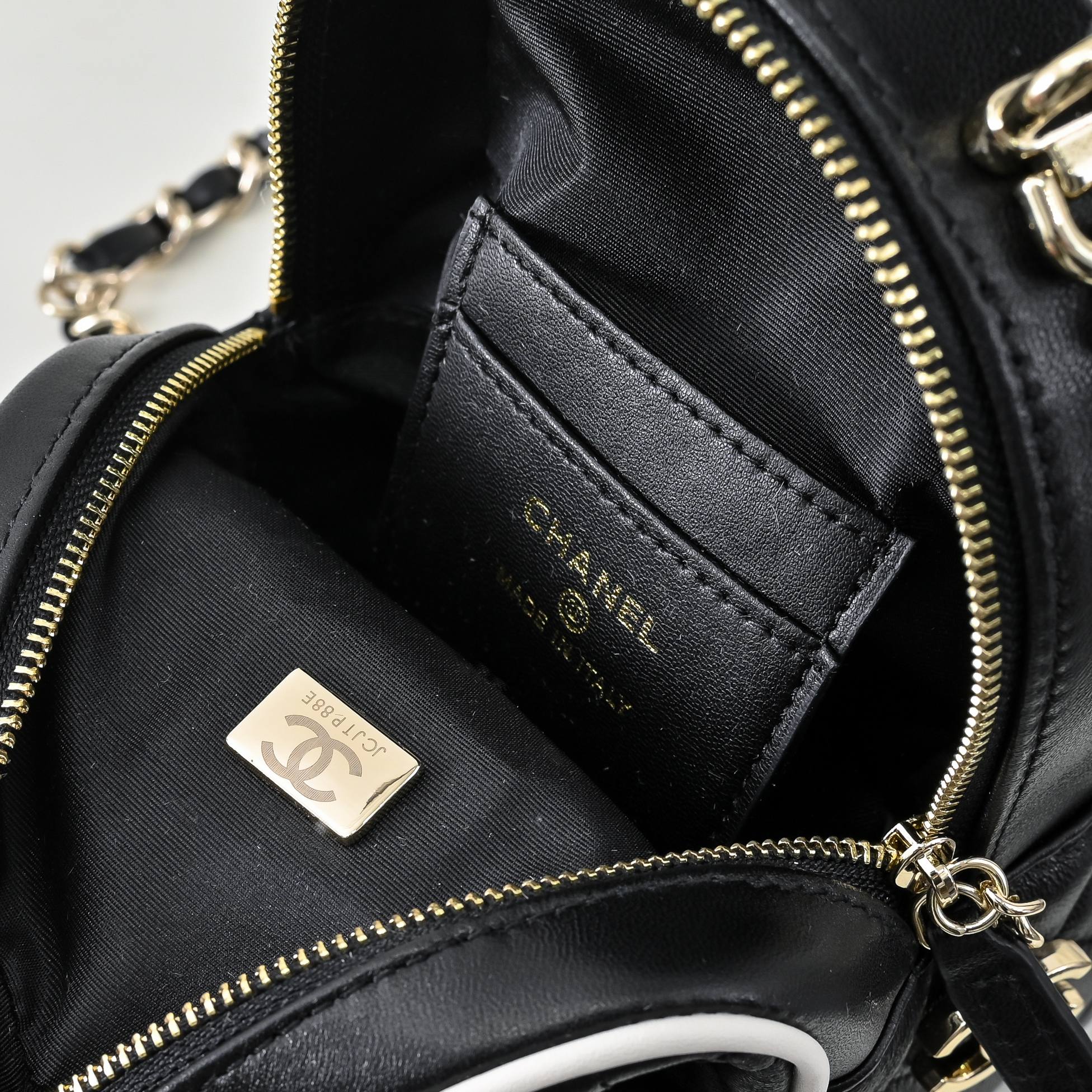 ，CHANE*25C新款mini黑扣配色小书包双肩包
一眼就爱上的小可爱！这只小巧精致近期真的太火🔥一眼