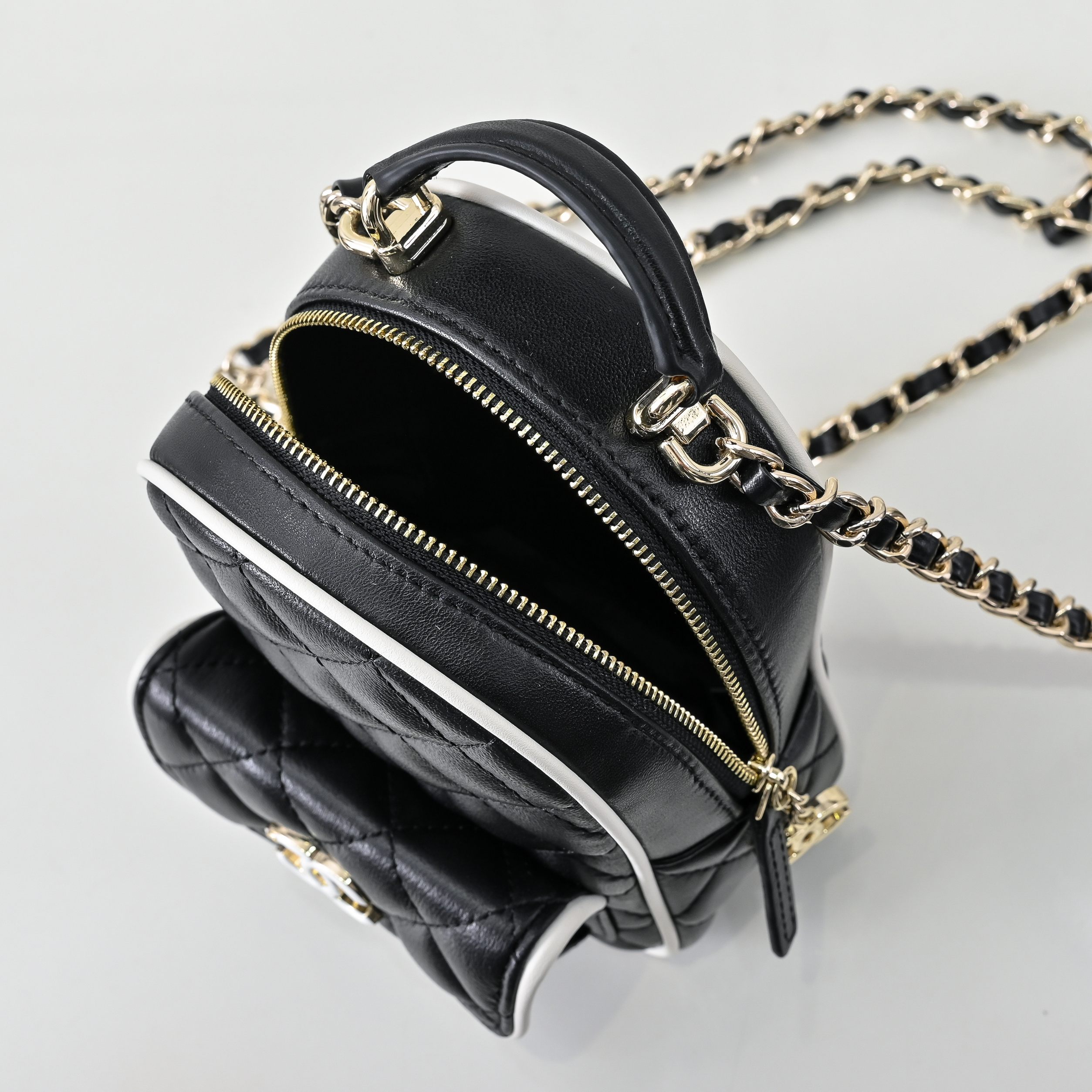 ，CHANE*25C新款mini黑扣配色小书包双肩包
一眼就爱上的小可爱！这只小巧精致近期真的太火🔥一眼