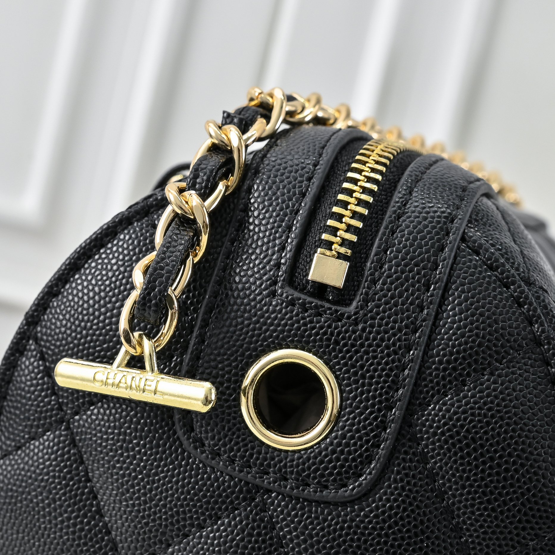 ￥CHANE*25。新款mini枕头包
一眼就爱上的小可爱！这只小巧精致近期真的太火🔥一眼就能相中的高颜