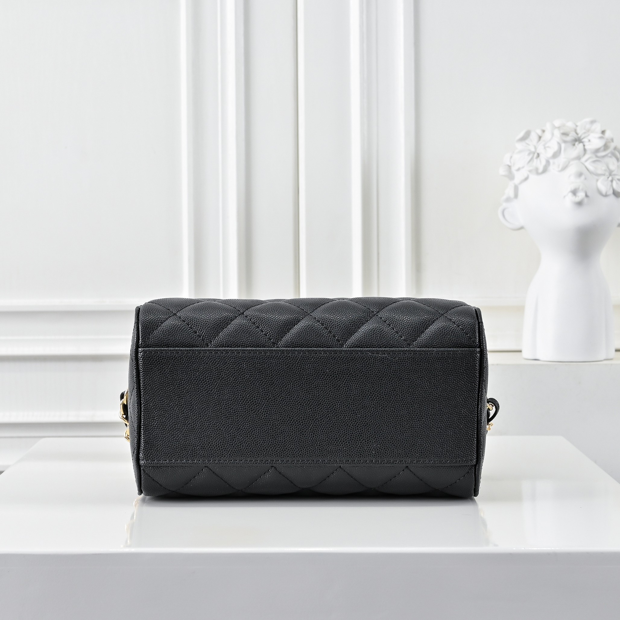 ￥CHANE*25。新款mini枕头包
一眼就爱上的小可爱！这只小巧精致近期真的太火🔥一眼就能相中的高颜