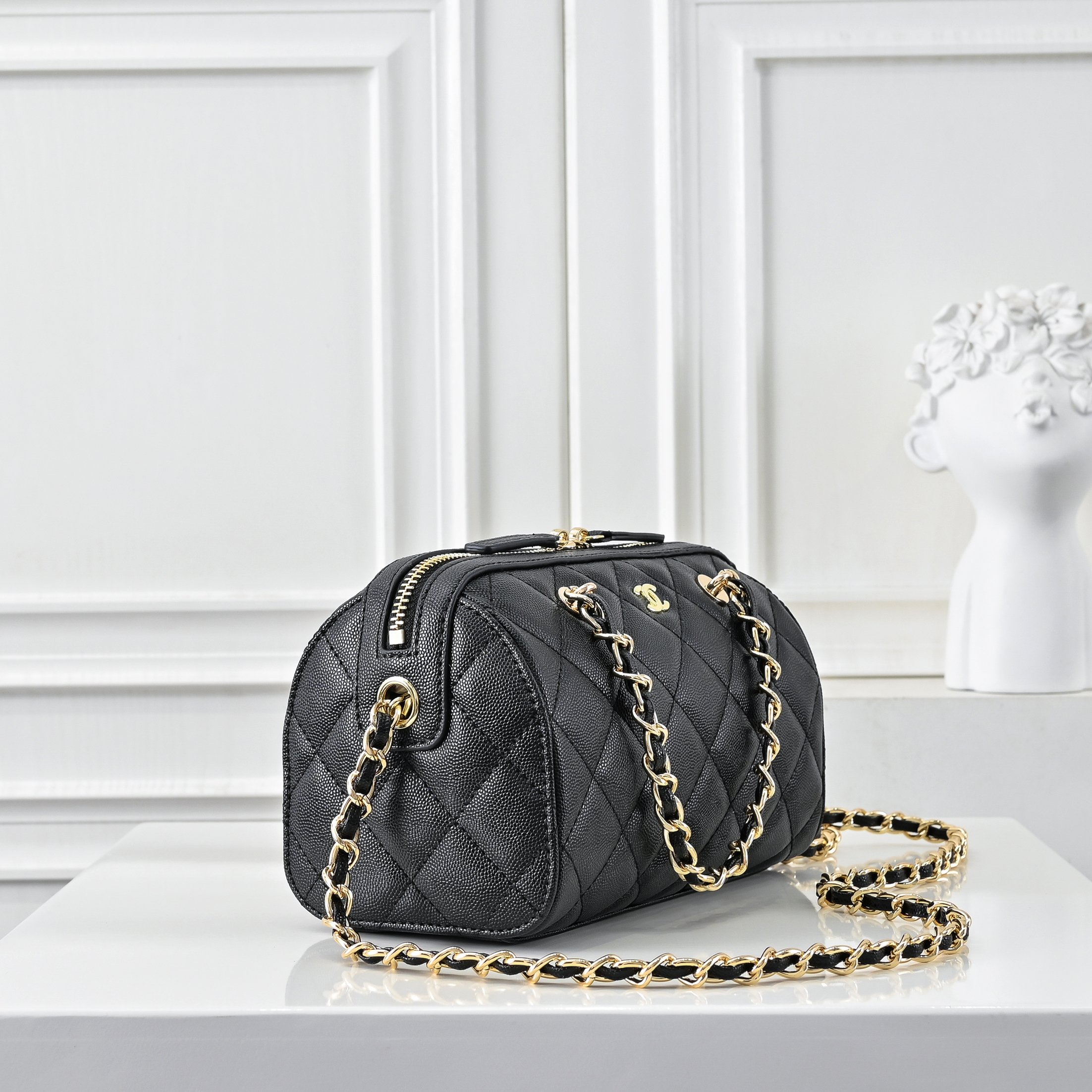 ￥CHANE*25。新款mini枕头包
一眼就爱上的小可爱！这只小巧精致近期真的太火🔥一眼就能相中的高颜