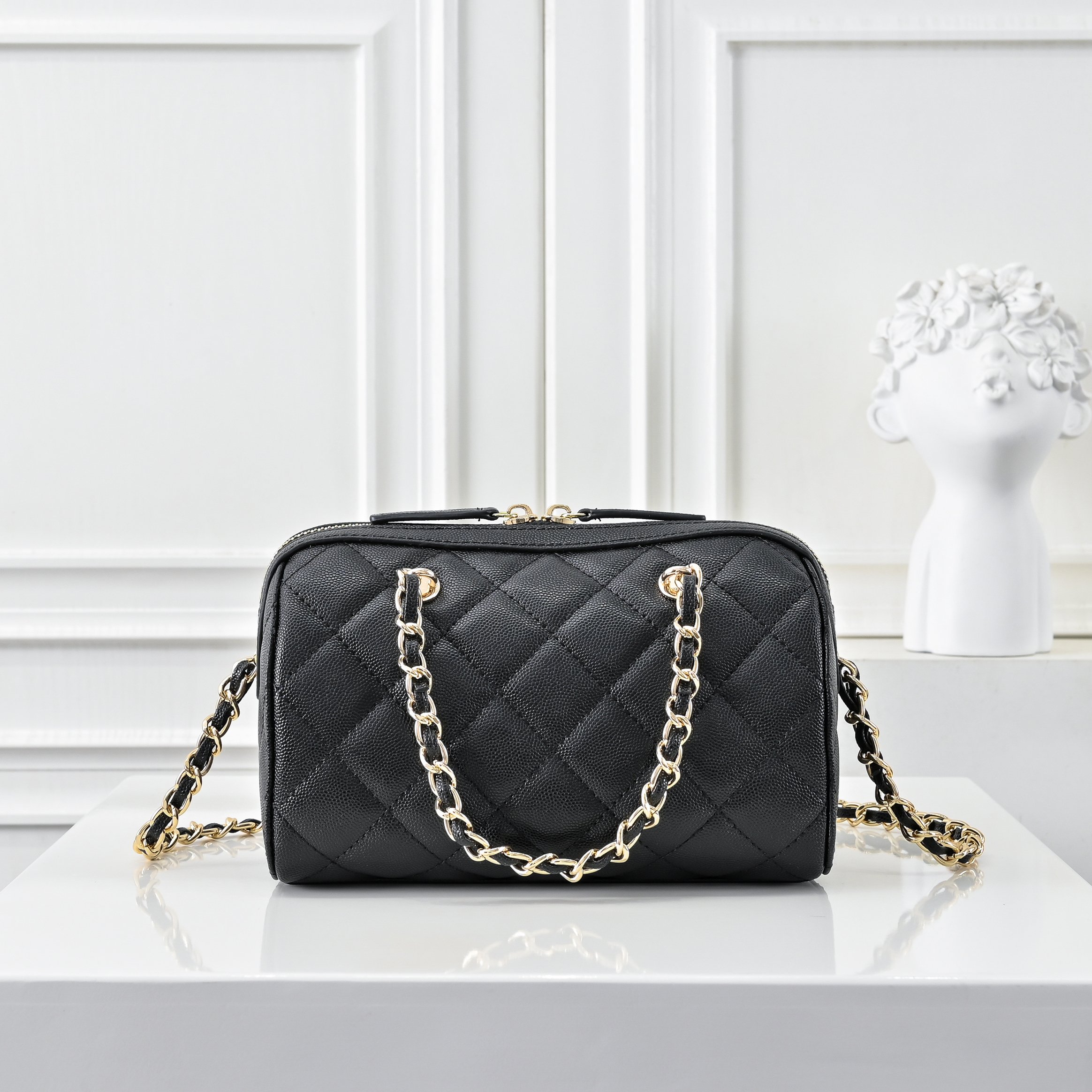 ￥CHANE*25。新款mini枕头包
一眼就爱上的小可爱！这只小巧精致近期真的太火🔥一眼就能相中的高颜