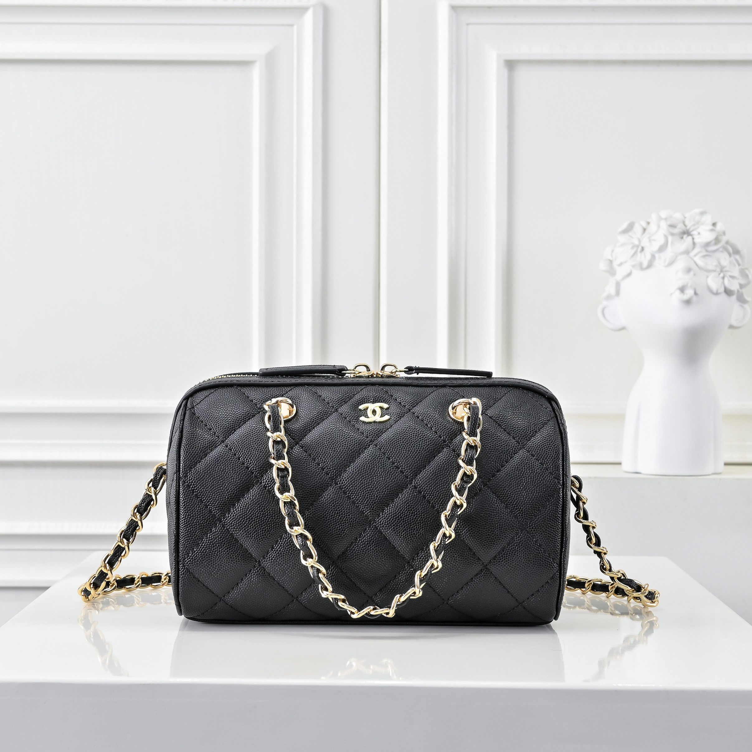 ￥CHANE*25。新款mini枕头包
一眼就爱上的小可爱！这只小巧精致近期真的太火🔥一眼就能相中的高颜