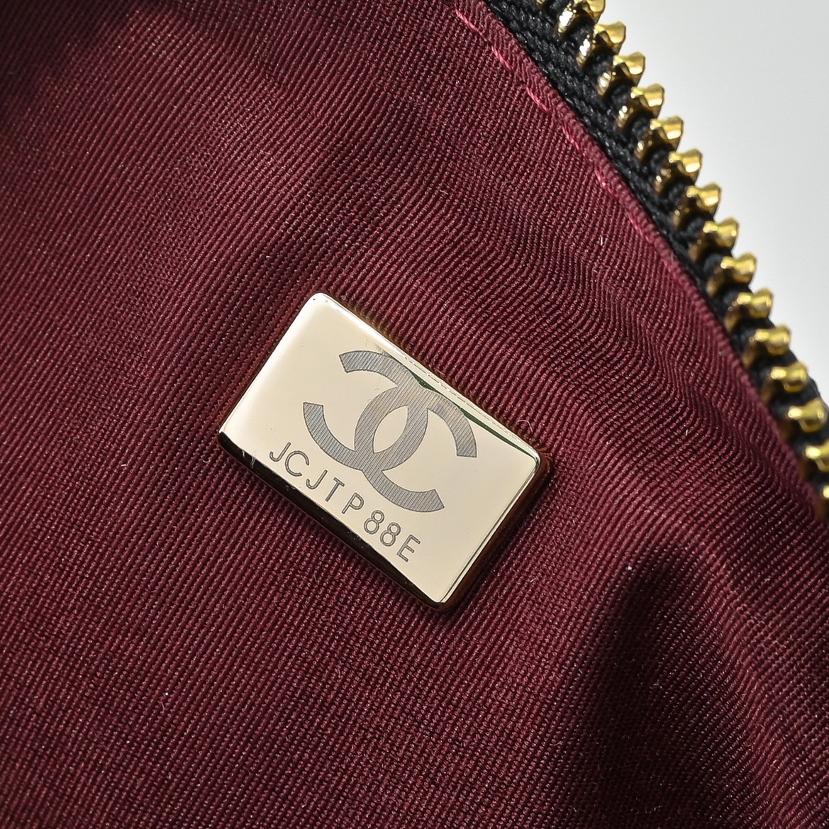 ￥CHANE*25。新款mini枕头包
一眼就爱上的小可爱！这只小巧精致近期真的太火🔥一眼就能相中的高颜