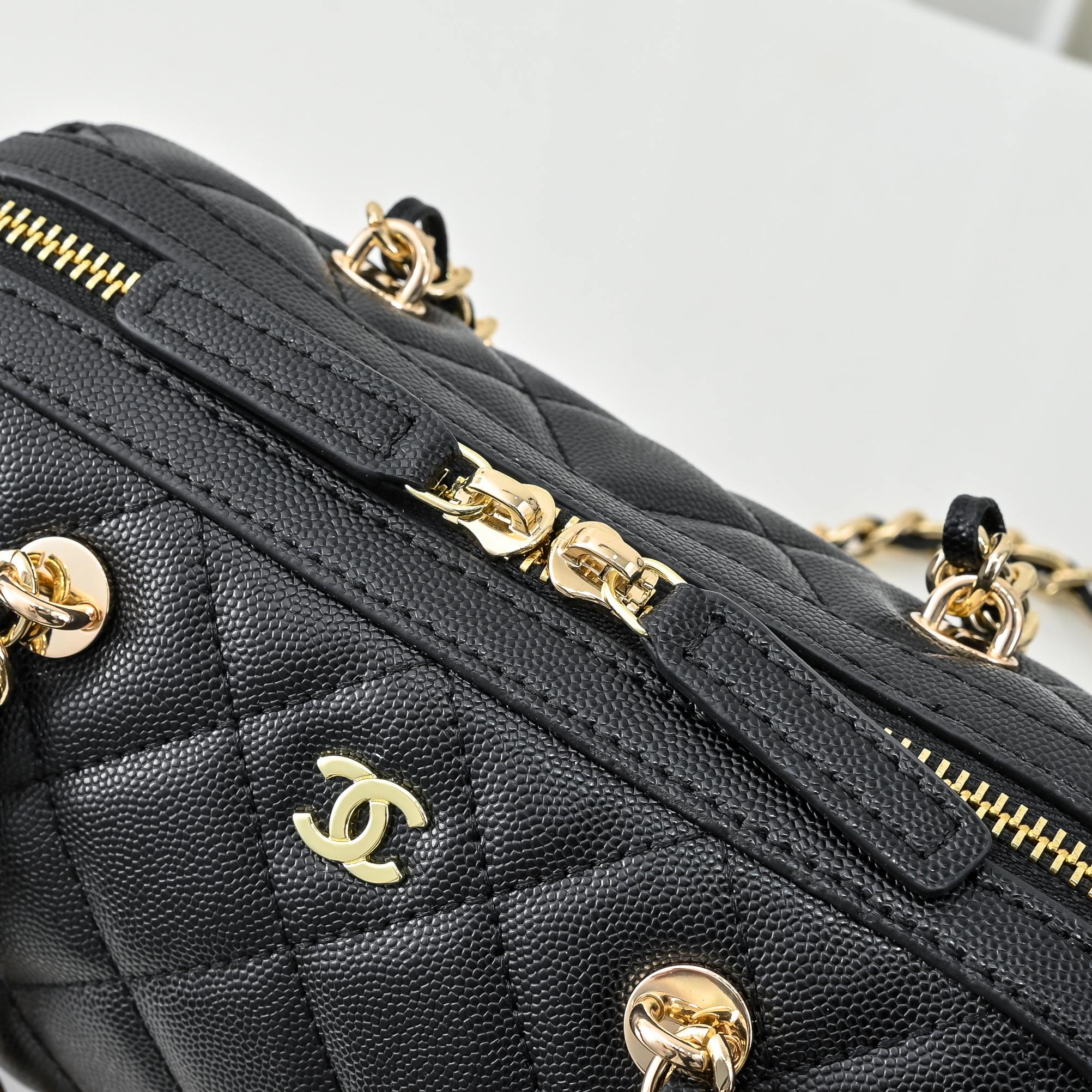 ￥CHANE*25。新款mini枕头包
一眼就爱上的小可爱！这只小巧精致近期真的太火🔥一眼就能相中的高颜