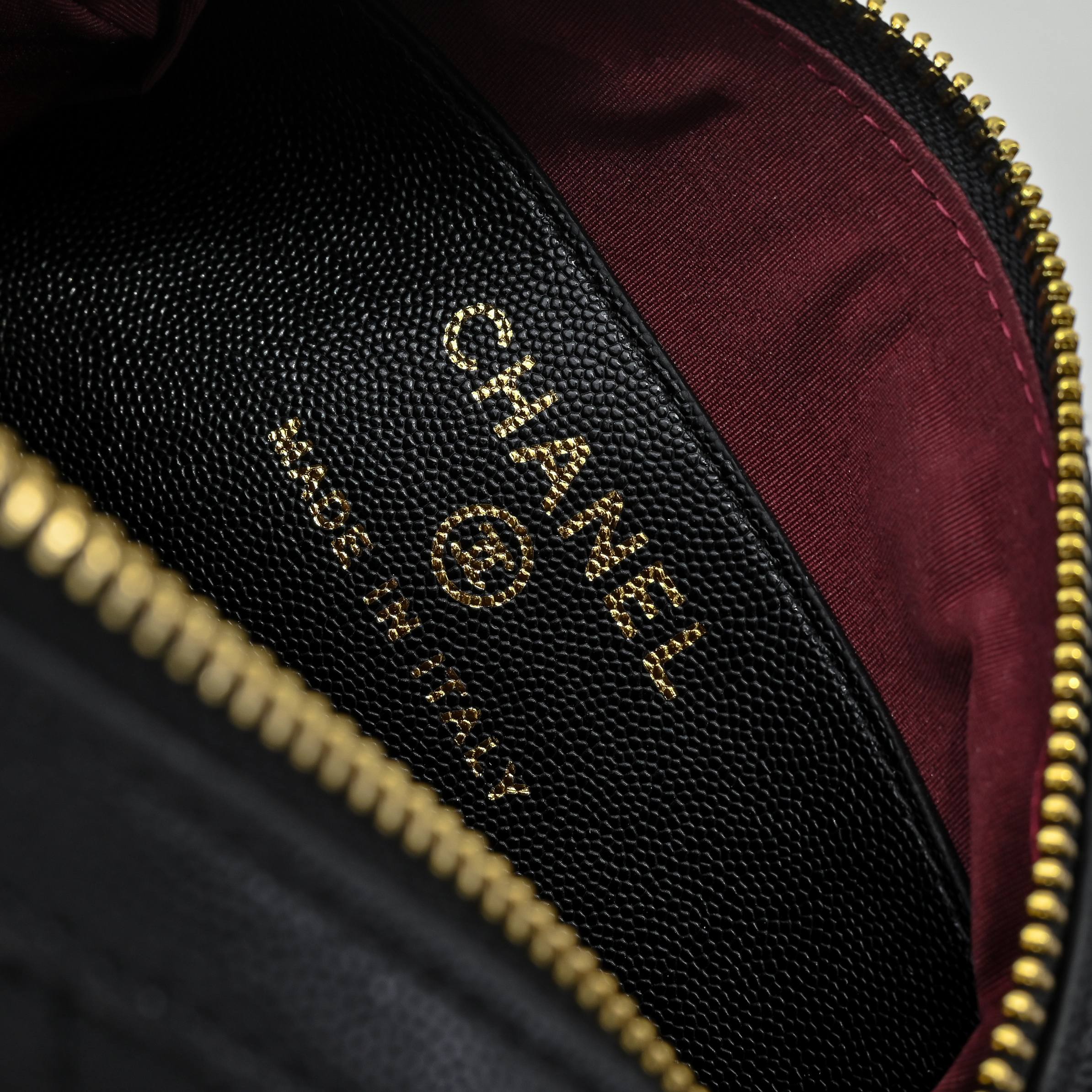 ￥CHANE*25。新款mini枕头包
一眼就爱上的小可爱！这只小巧精致近期真的太火🔥一眼就能相中的高颜