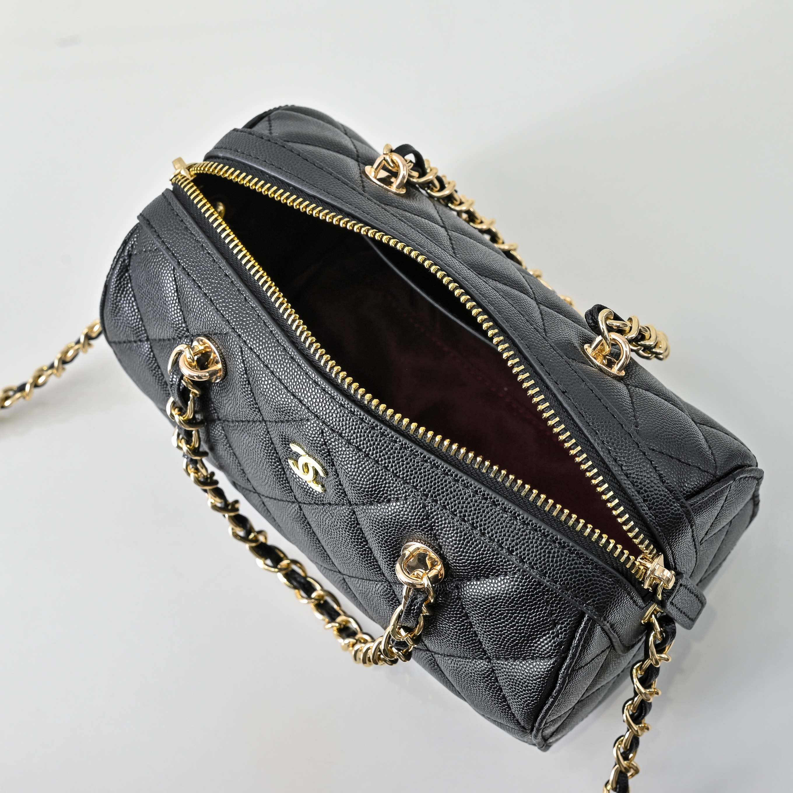 ￥CHANE*25。新款mini枕头包
一眼就爱上的小可爱！这只小巧精致近期真的太火🔥一眼就能相中的高颜