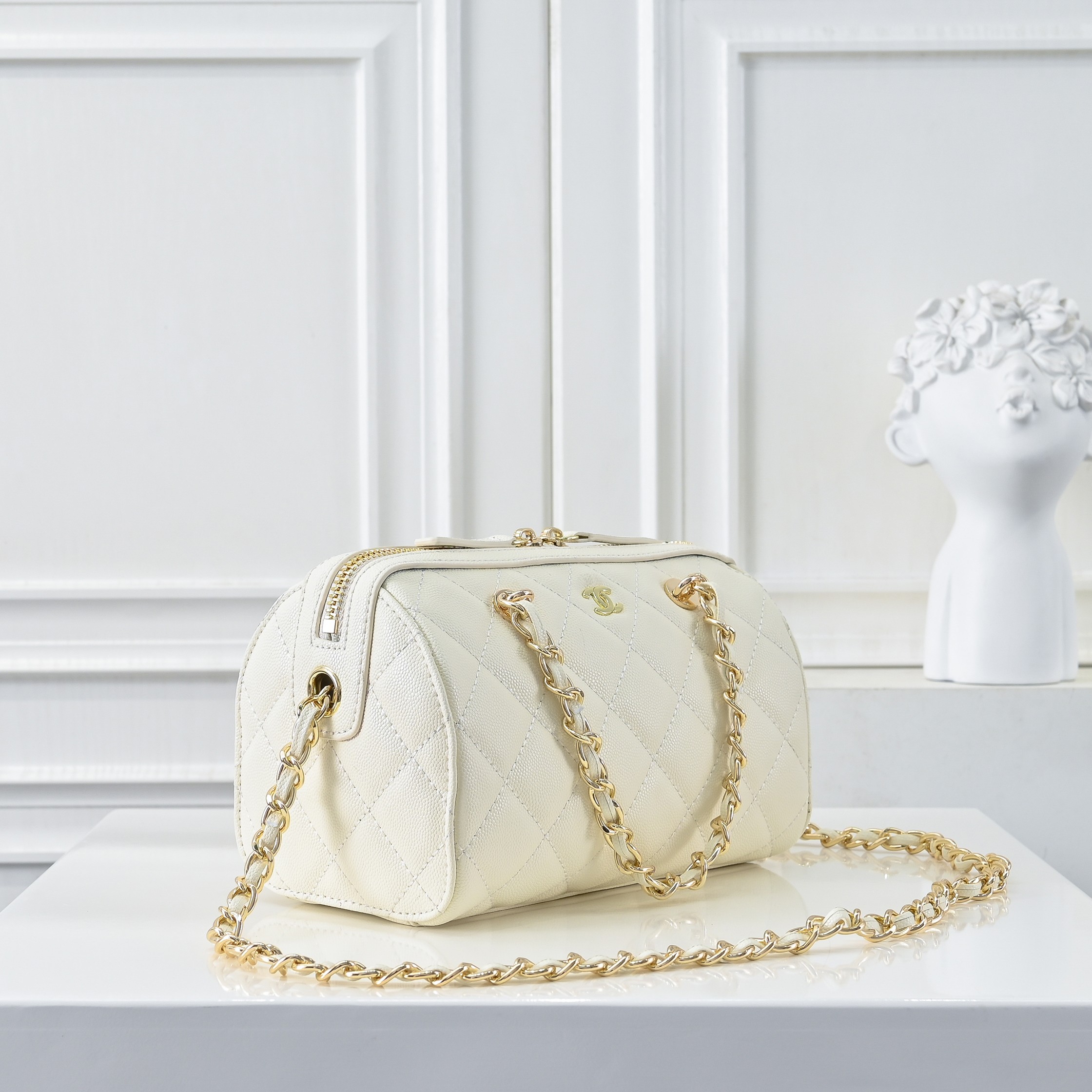 ￥CHANE*25。新款mini枕头包
一眼就爱上的小可爱！这只小巧精致近期真的太火🔥一眼就能相中的高颜