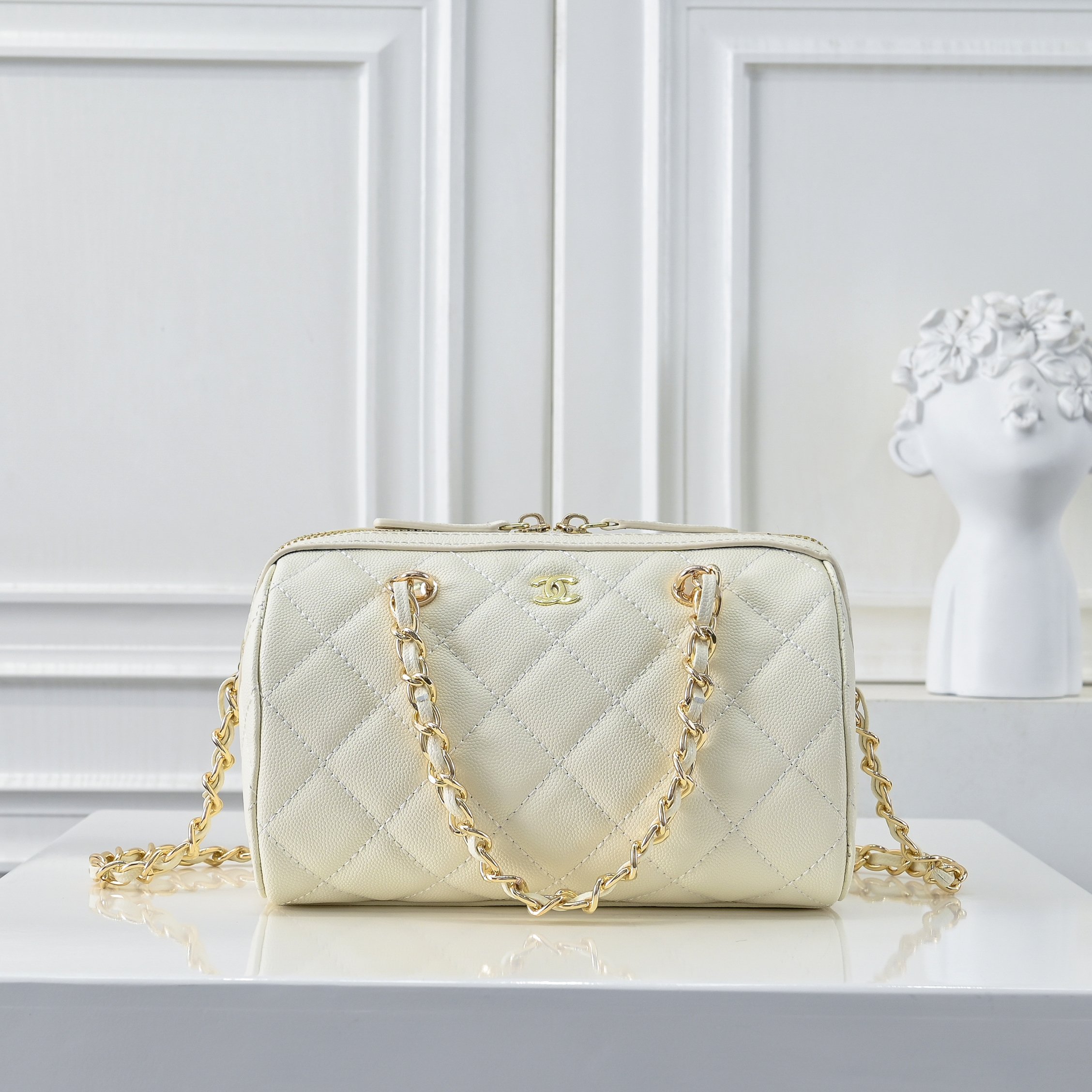 ￥CHANE*25。新款mini枕头包
一眼就爱上的小可爱！这只小巧精致近期真的太火🔥一眼就能相中的高颜