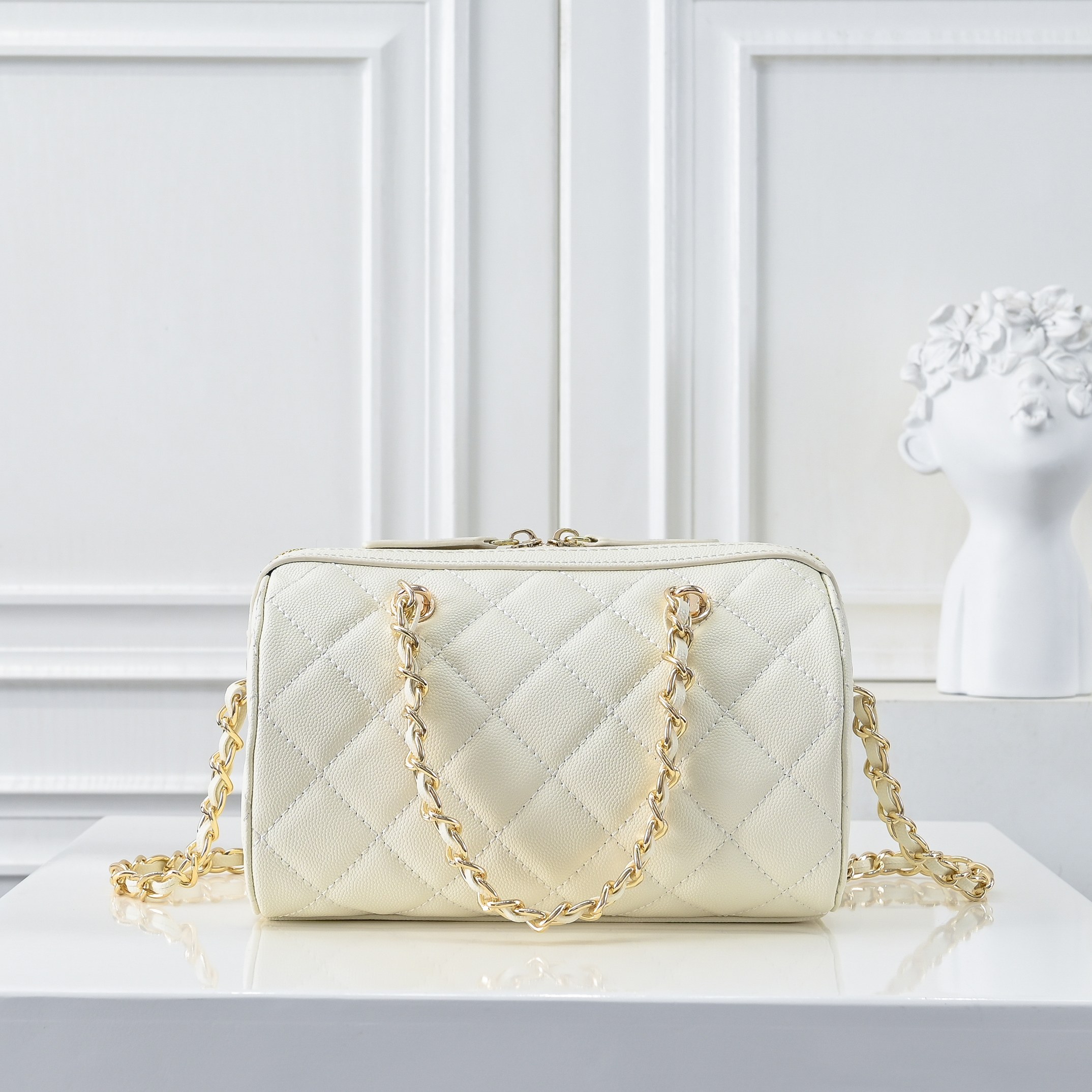 ￥CHANE*25。新款mini枕头包
一眼就爱上的小可爱！这只小巧精致近期真的太火🔥一眼就能相中的高颜