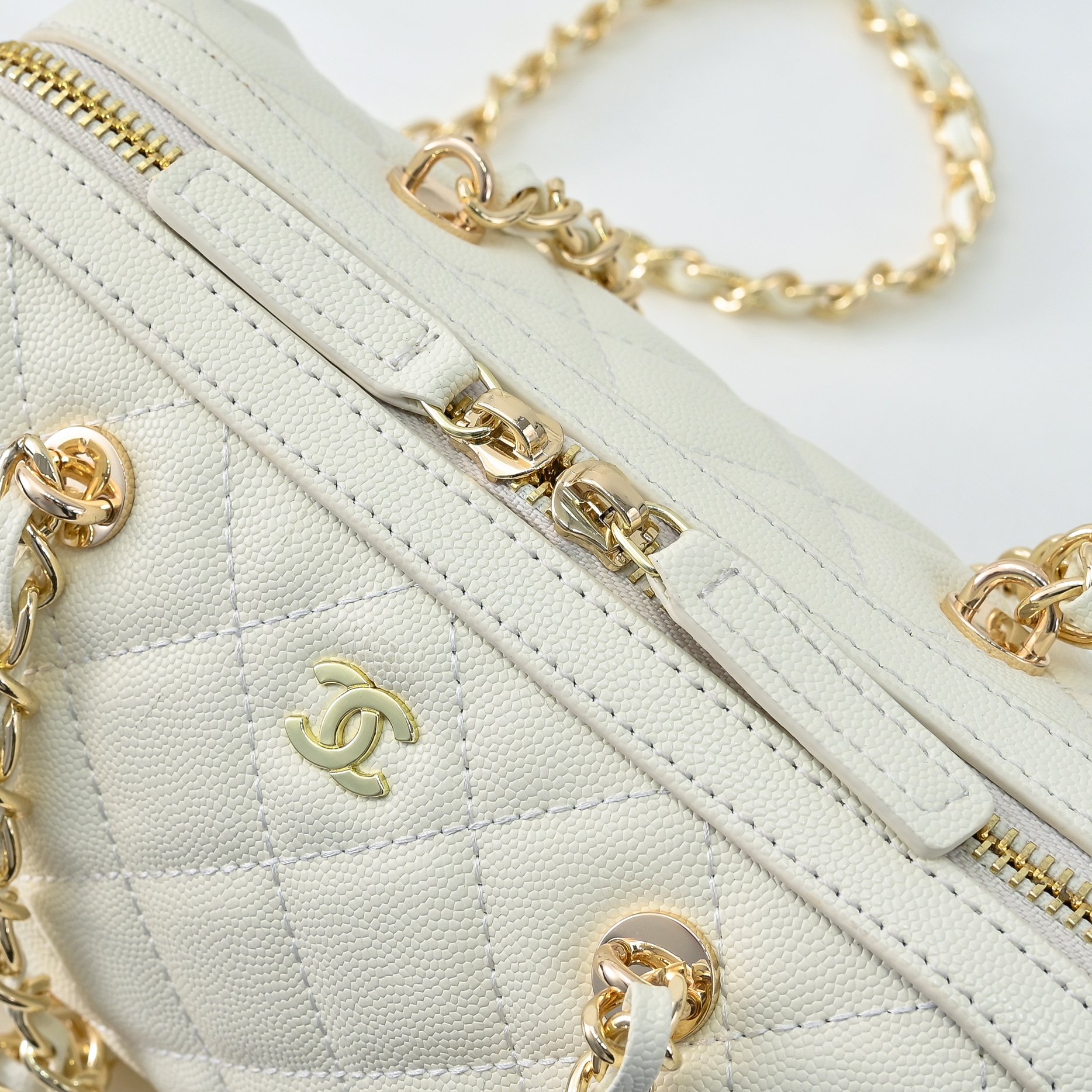 ￥CHANE*25。新款mini枕头包
一眼就爱上的小可爱！这只小巧精致近期真的太火🔥一眼就能相中的高颜