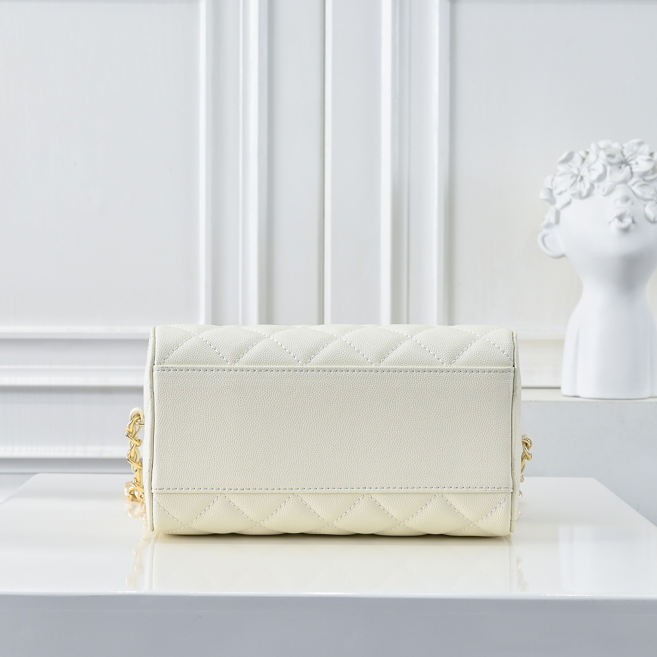 ￥CHANE*25。新款mini枕头包
一眼就爱上的小可爱！这只小巧精致近期真的太火🔥一眼就能相中的高颜