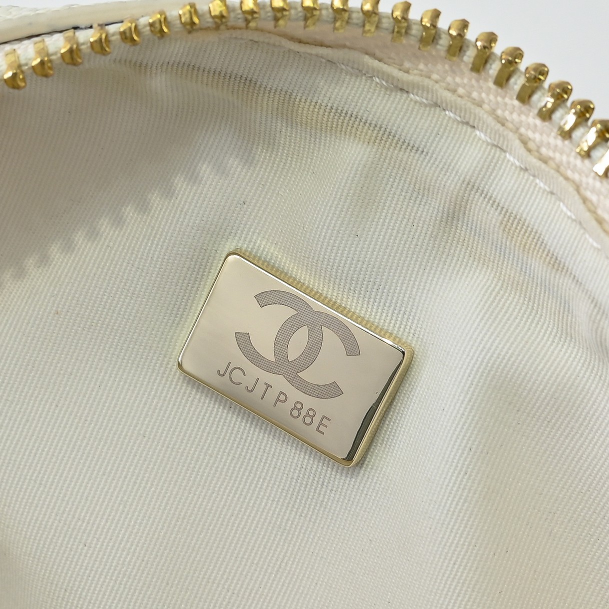 ￥CHANE*25。新款mini枕头包
一眼就爱上的小可爱！这只小巧精致近期真的太火🔥一眼就能相中的高颜