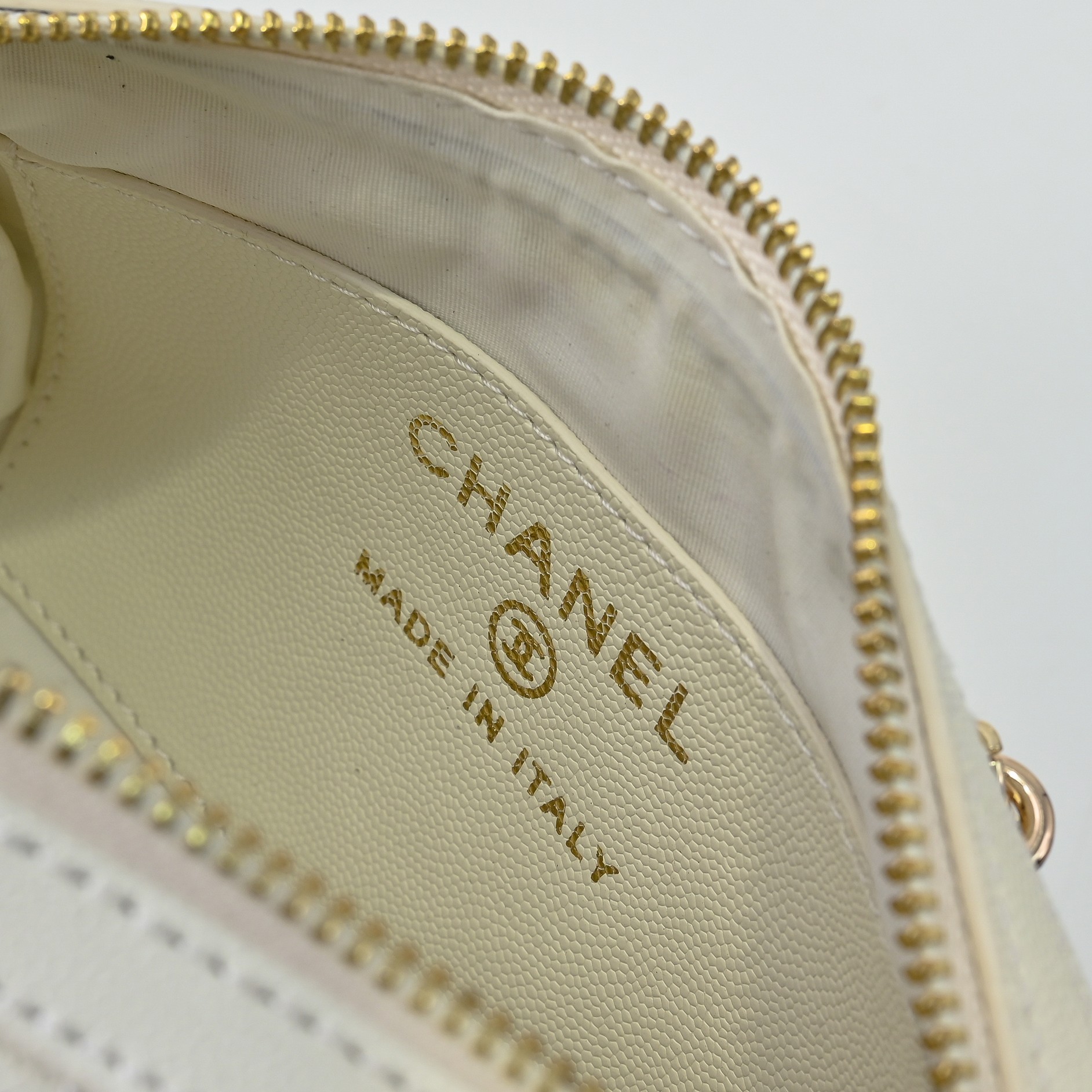 ￥CHANE*25。新款mini枕头包
一眼就爱上的小可爱！这只小巧精致近期真的太火🔥一眼就能相中的高颜