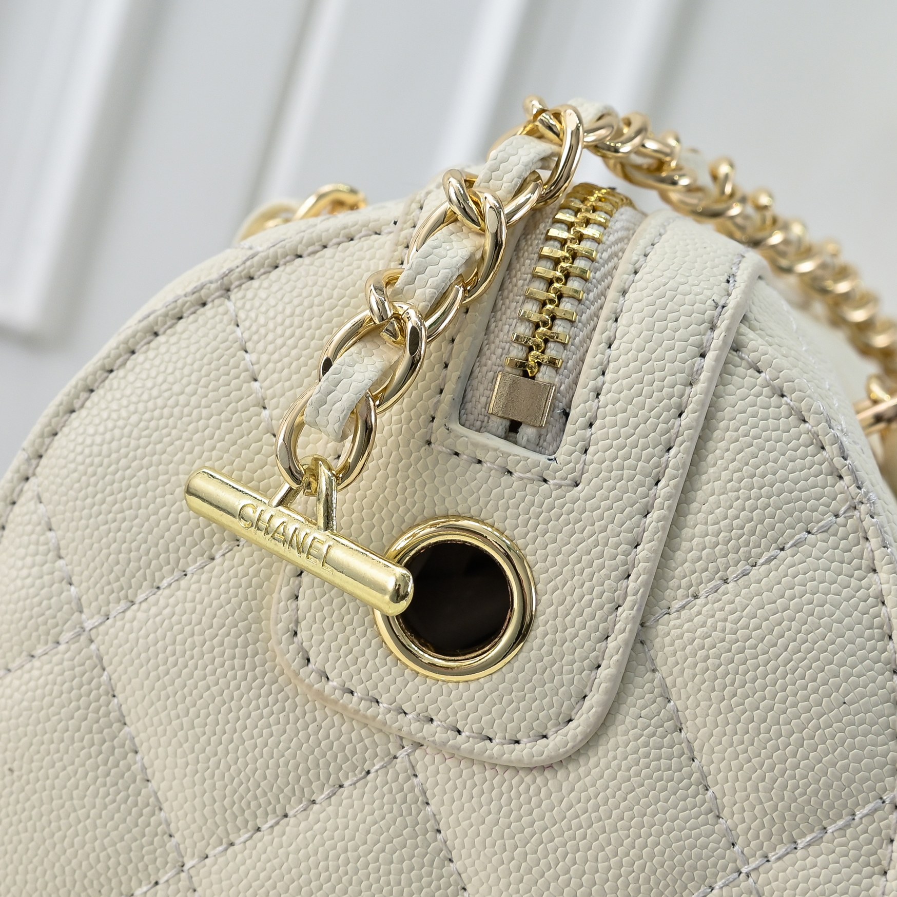 ￥CHANE*25。新款mini枕头包
一眼就爱上的小可爱！这只小巧精致近期真的太火🔥一眼就能相中的高颜