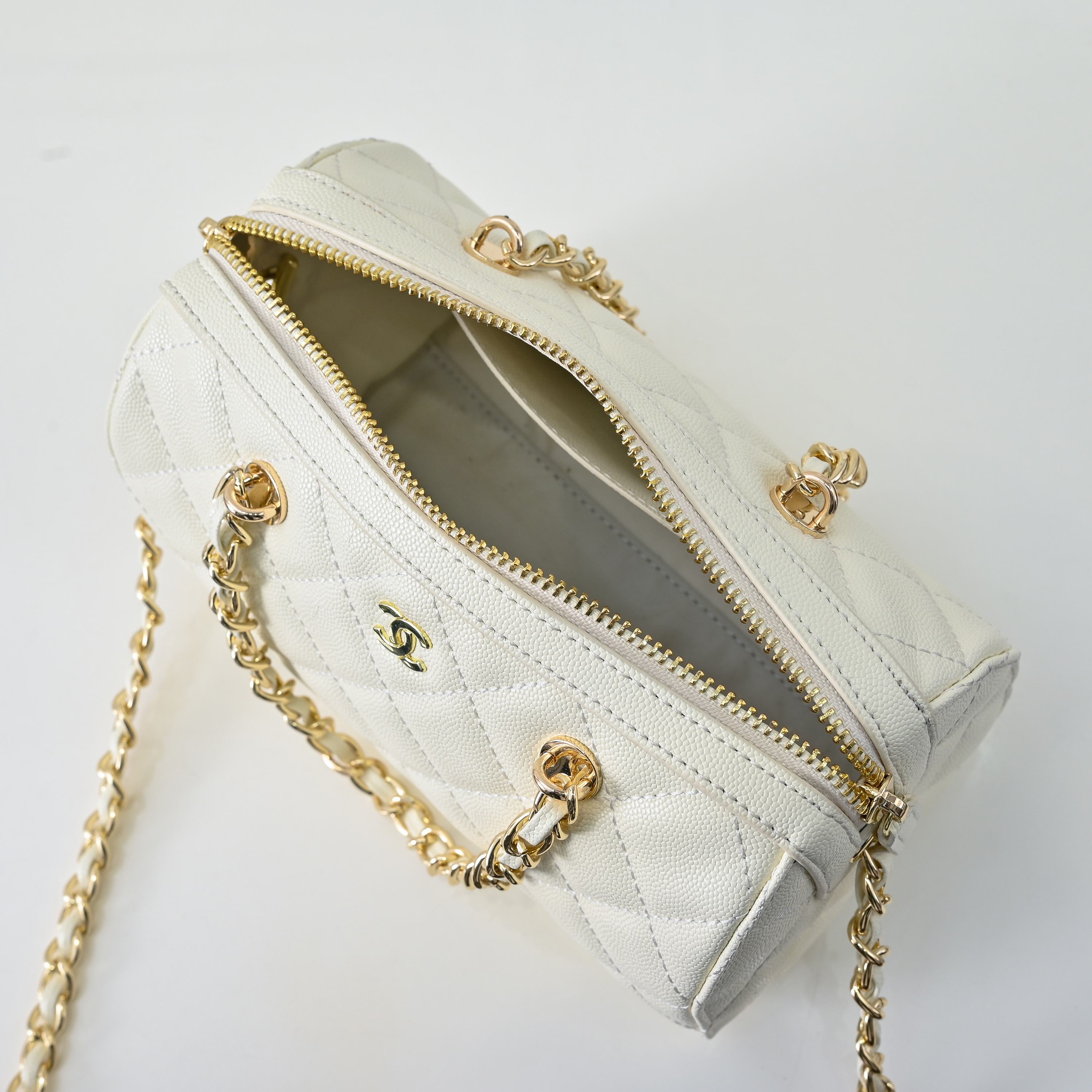 ￥CHANE*25。新款mini枕头包
一眼就爱上的小可爱！这只小巧精致近期真的太火🔥一眼就能相中的高颜