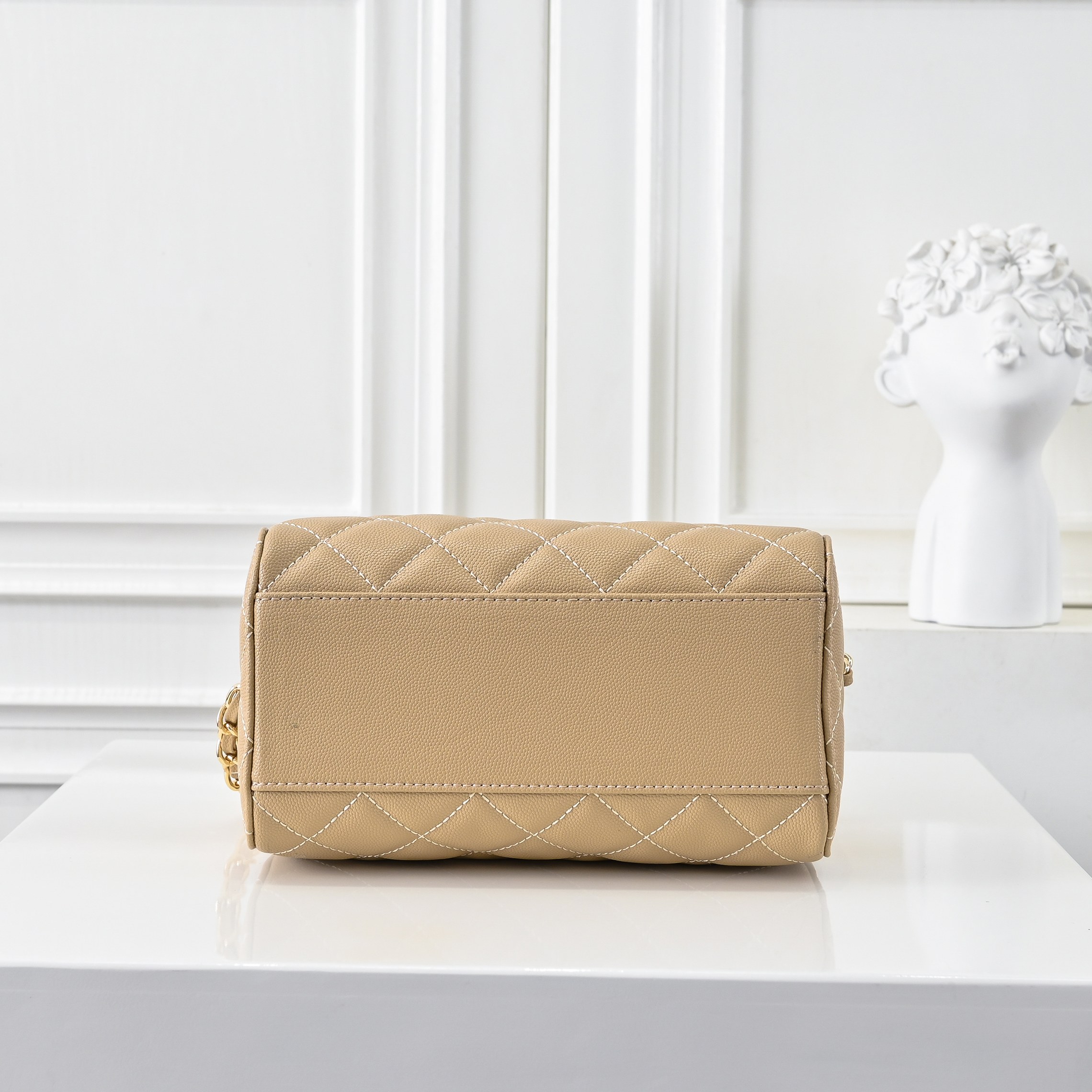 ￥CHANE*25。新款mini枕头包
一眼就爱上的小可爱！这只小巧精致近期真的太火🔥一眼就能相中的高颜