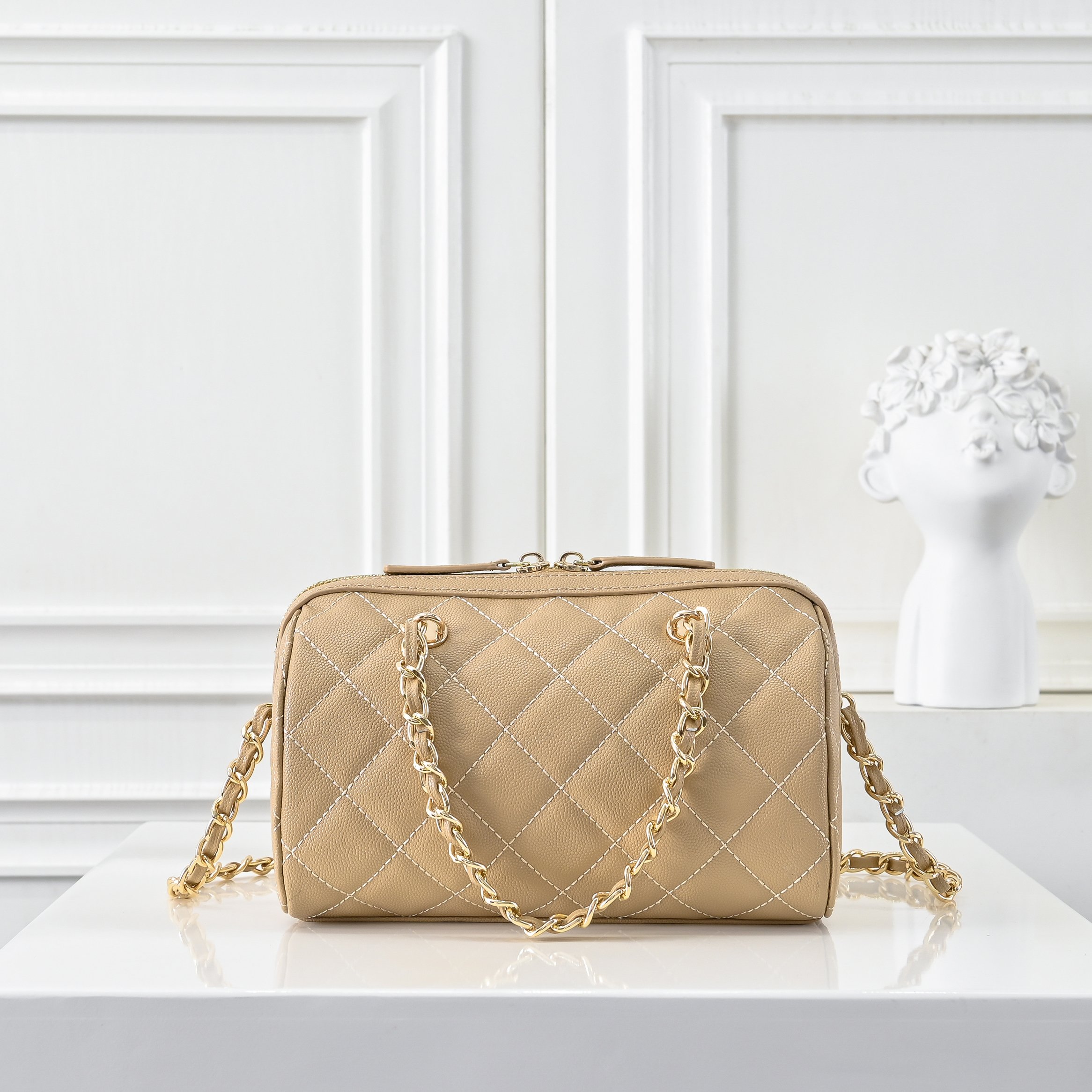 ￥CHANE*25。新款mini枕头包
一眼就爱上的小可爱！这只小巧精致近期真的太火🔥一眼就能相中的高颜