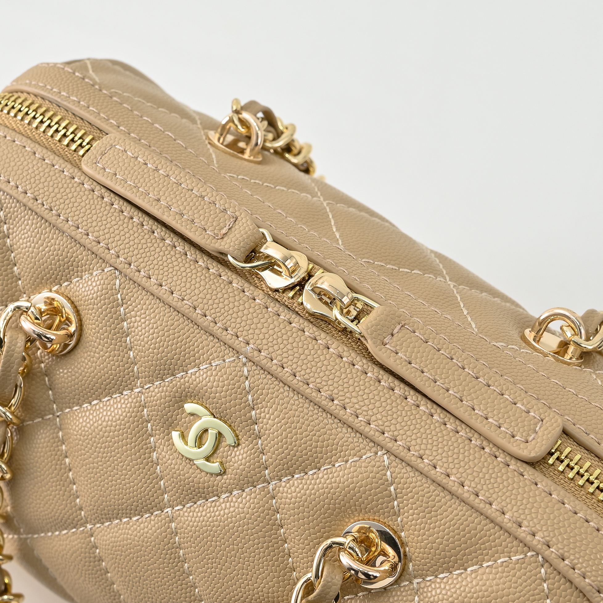 ￥CHANE*25。新款mini枕头包
一眼就爱上的小可爱！这只小巧精致近期真的太火🔥一眼就能相中的高颜