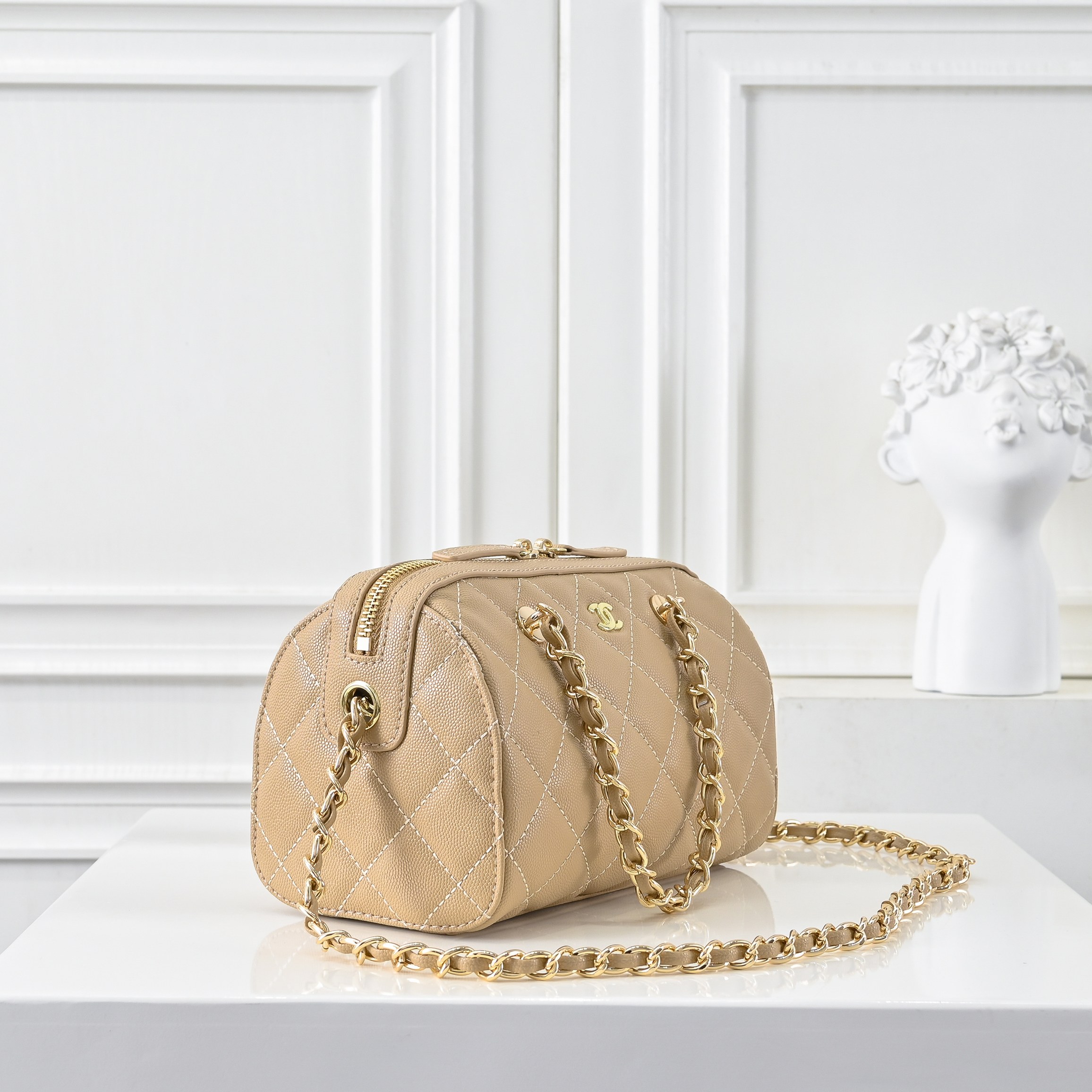 ￥CHANE*25。新款mini枕头包
一眼就爱上的小可爱！这只小巧精致近期真的太火🔥一眼就能相中的高颜