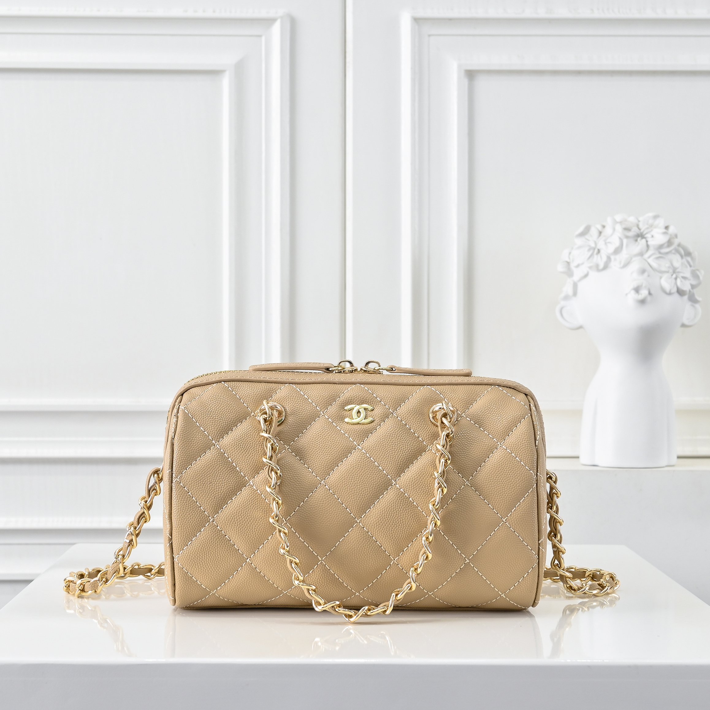 ￥CHANE*25。新款mini枕头包
一眼就爱上的小可爱！这只小巧精致近期真的太火🔥一眼就能相中的高颜