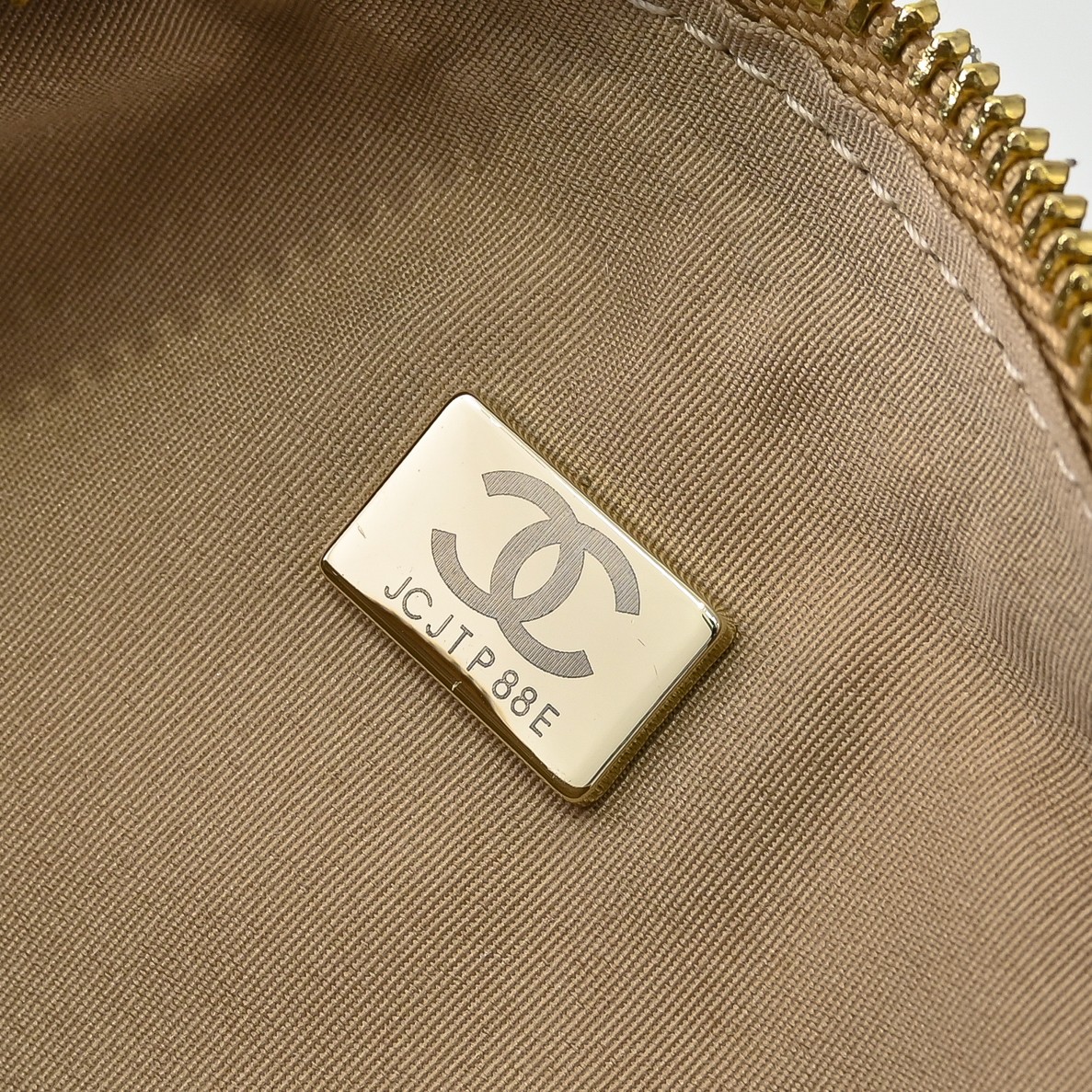 ￥CHANE*25。新款mini枕头包
一眼就爱上的小可爱！这只小巧精致近期真的太火🔥一眼就能相中的高颜