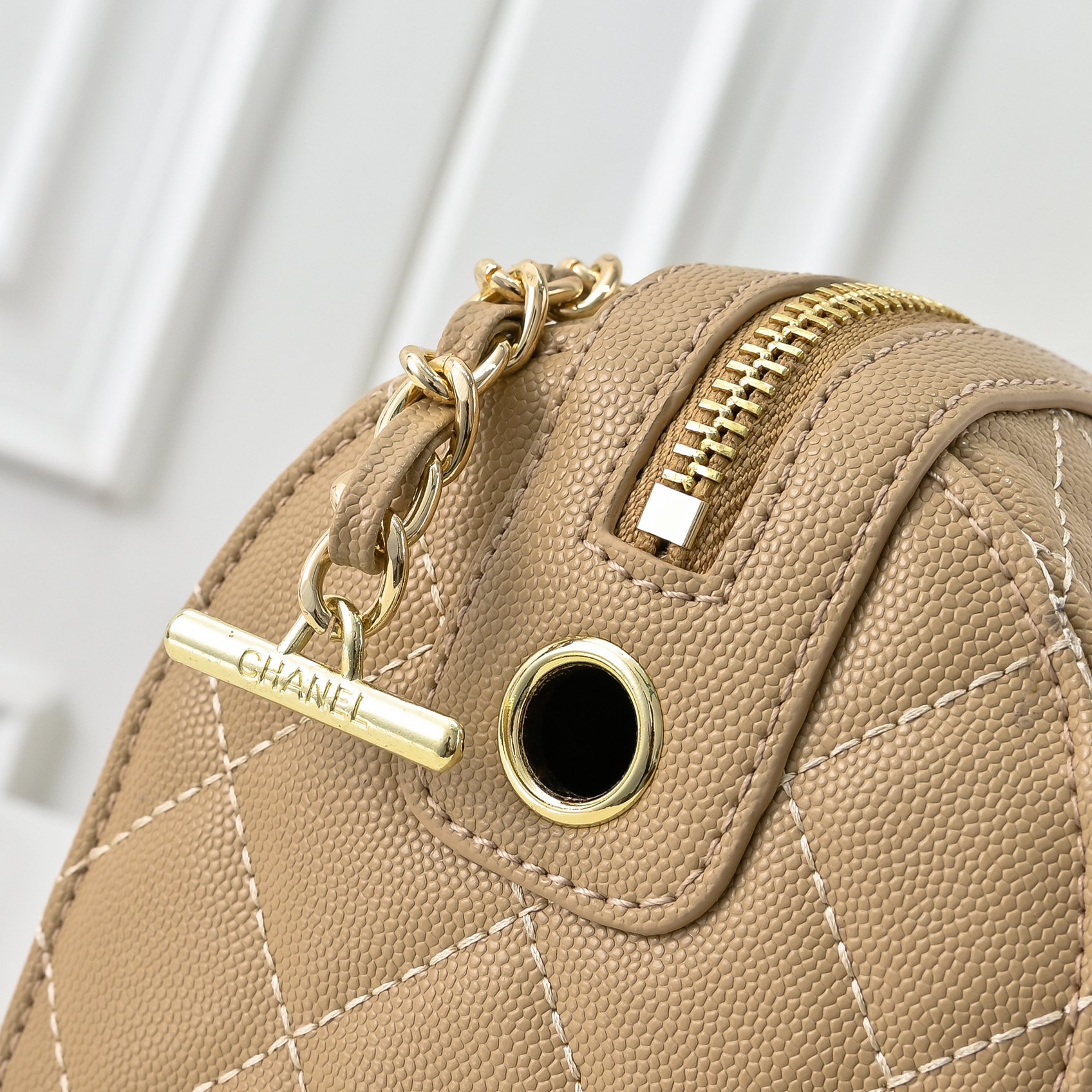 ￥CHANE*25。新款mini枕头包
一眼就爱上的小可爱！这只小巧精致近期真的太火🔥一眼就能相中的高颜