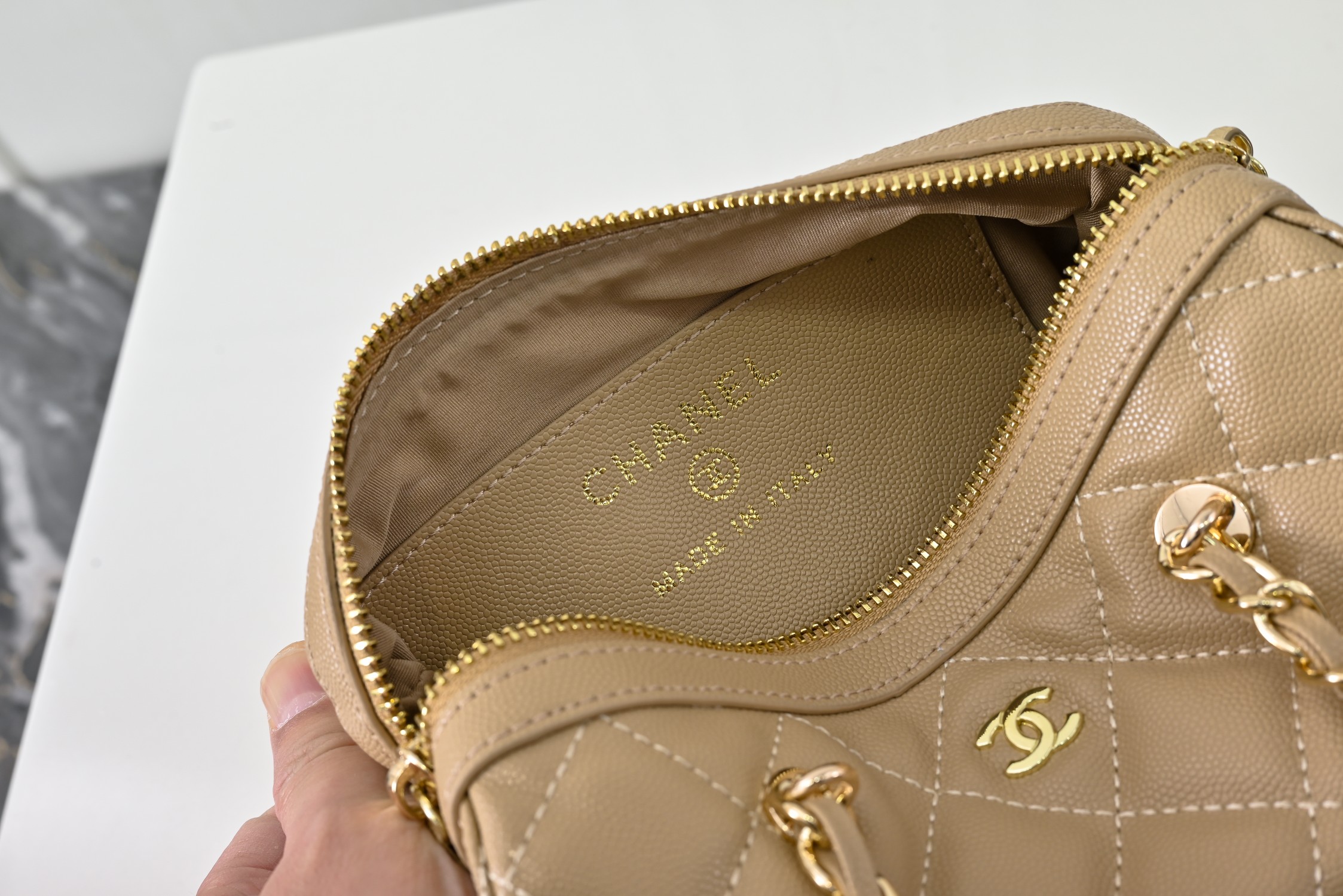 ￥CHANE*25。新款mini枕头包
一眼就爱上的小可爱！这只小巧精致近期真的太火🔥一眼就能相中的高颜