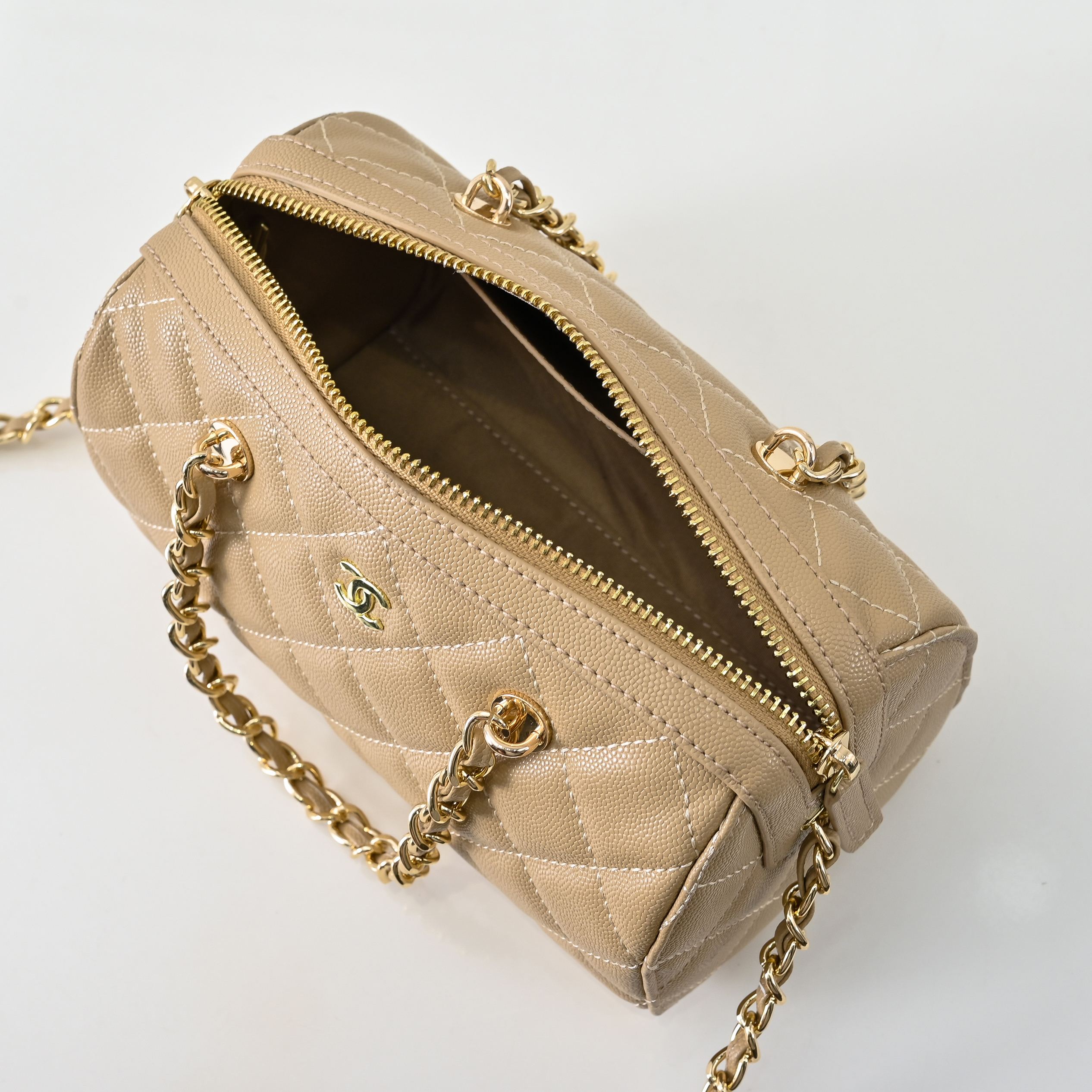 ￥CHANE*25。新款mini枕头包
一眼就爱上的小可爱！这只小巧精致近期真的太火🔥一眼就能相中的高颜