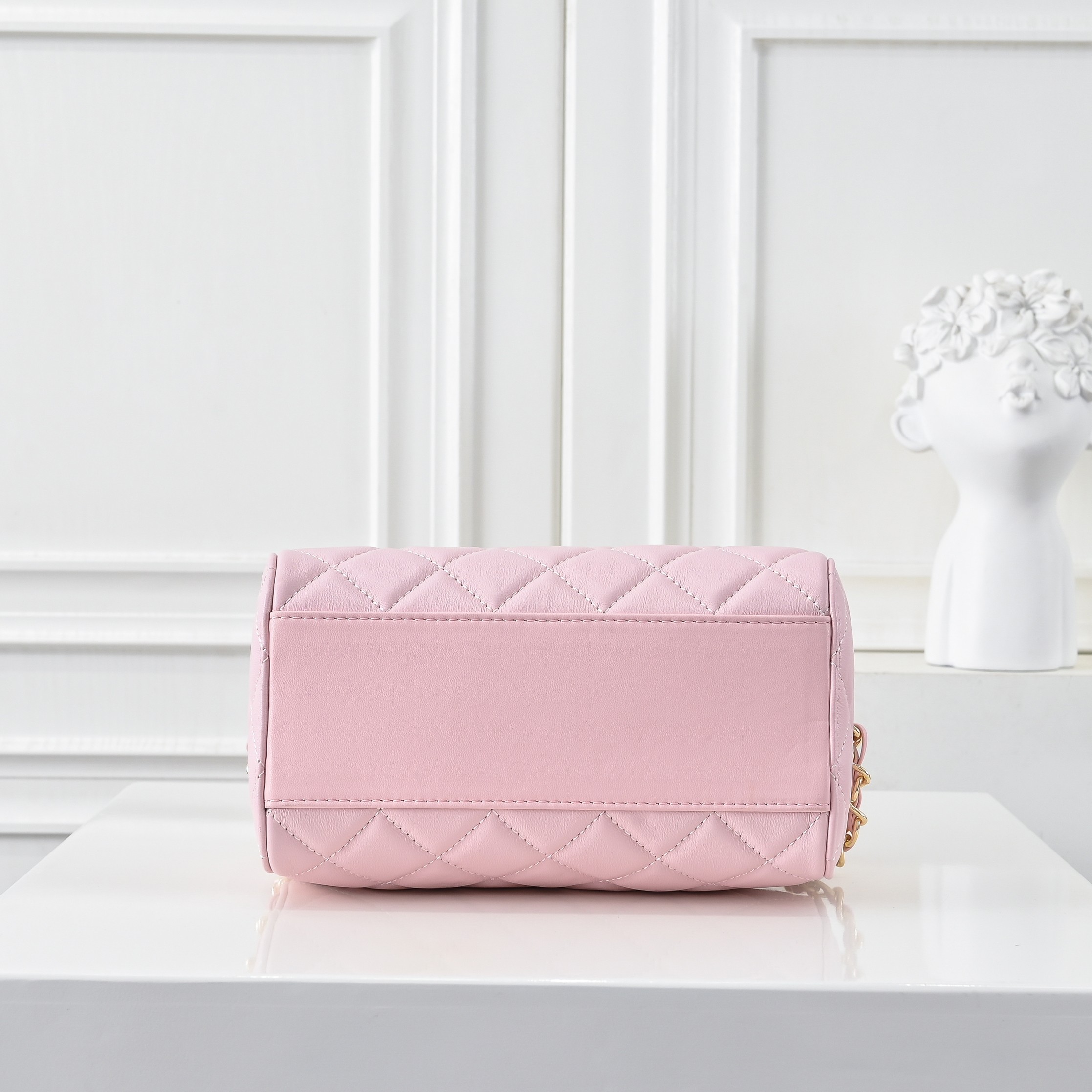 ￥CHANE*25。新款mini枕头包
一眼就爱上的小可爱！这只小巧精致近期真的太火🔥一眼就能相中的高颜