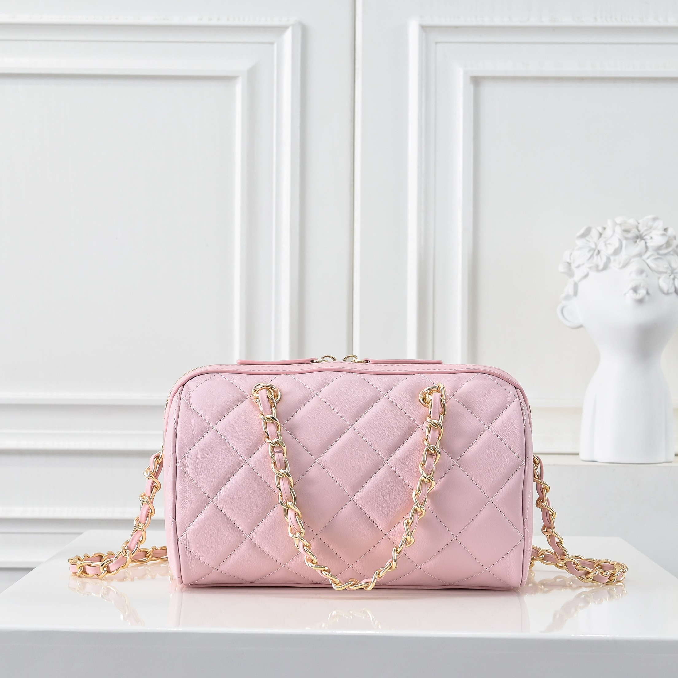 ￥CHANE*25。新款mini枕头包
一眼就爱上的小可爱！这只小巧精致近期真的太火🔥一眼就能相中的高颜