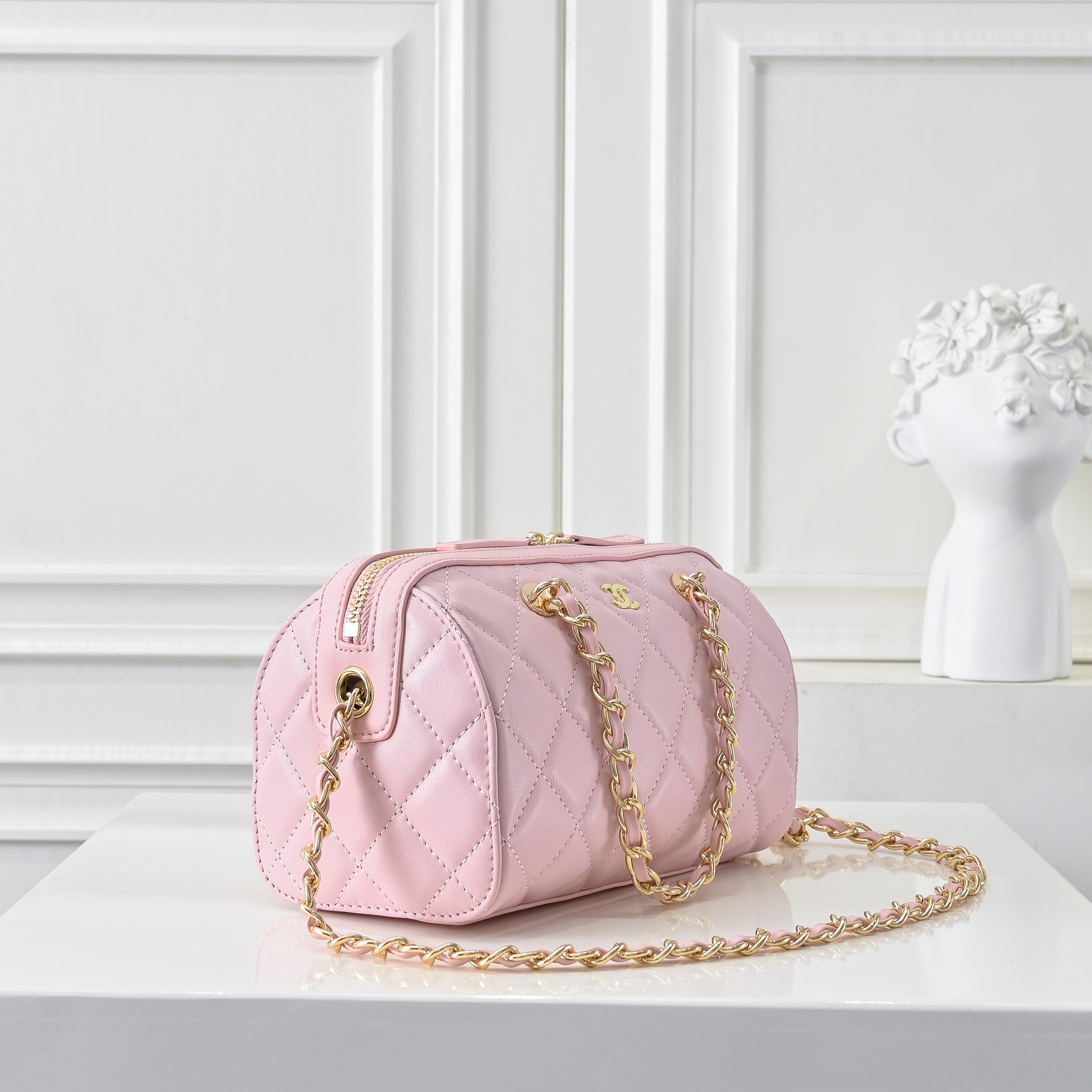 ￥CHANE*25。新款mini枕头包
一眼就爱上的小可爱！这只小巧精致近期真的太火🔥一眼就能相中的高颜