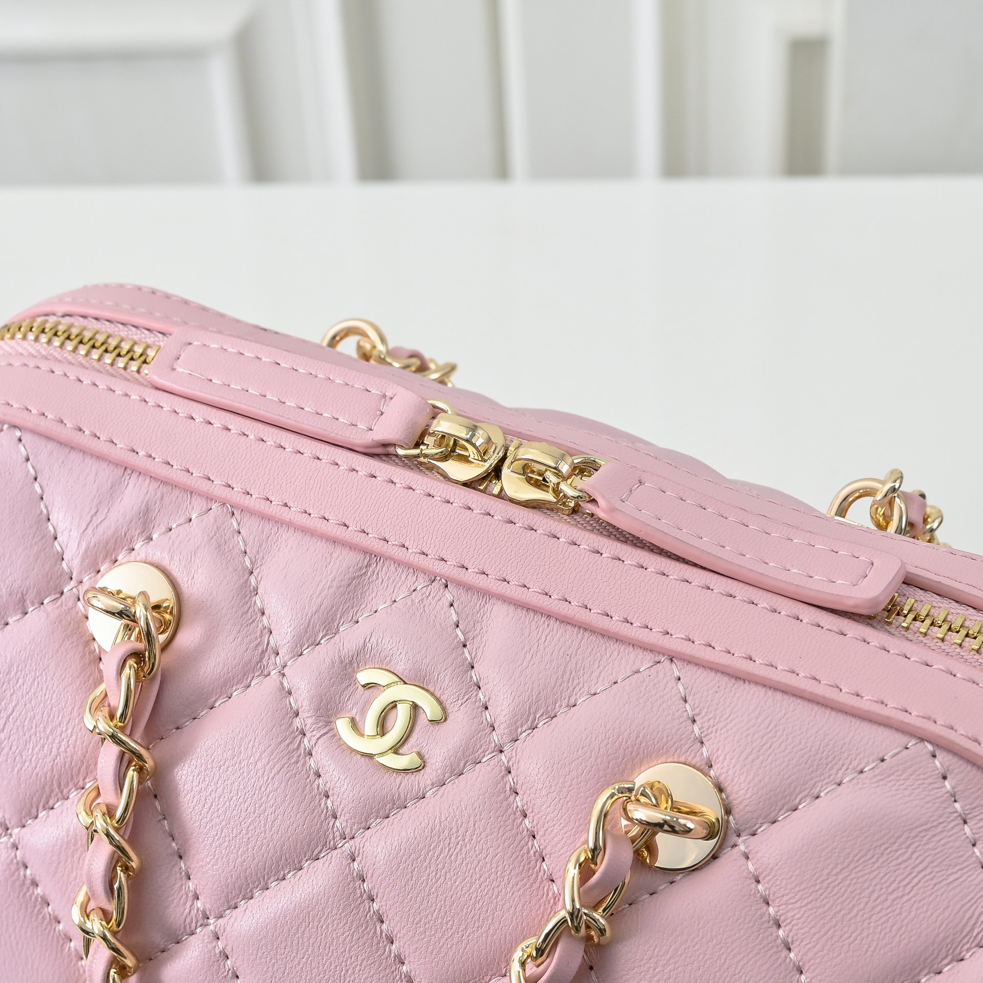 ￥CHANE*25。新款mini枕头包
一眼就爱上的小可爱！这只小巧精致近期真的太火🔥一眼就能相中的高颜