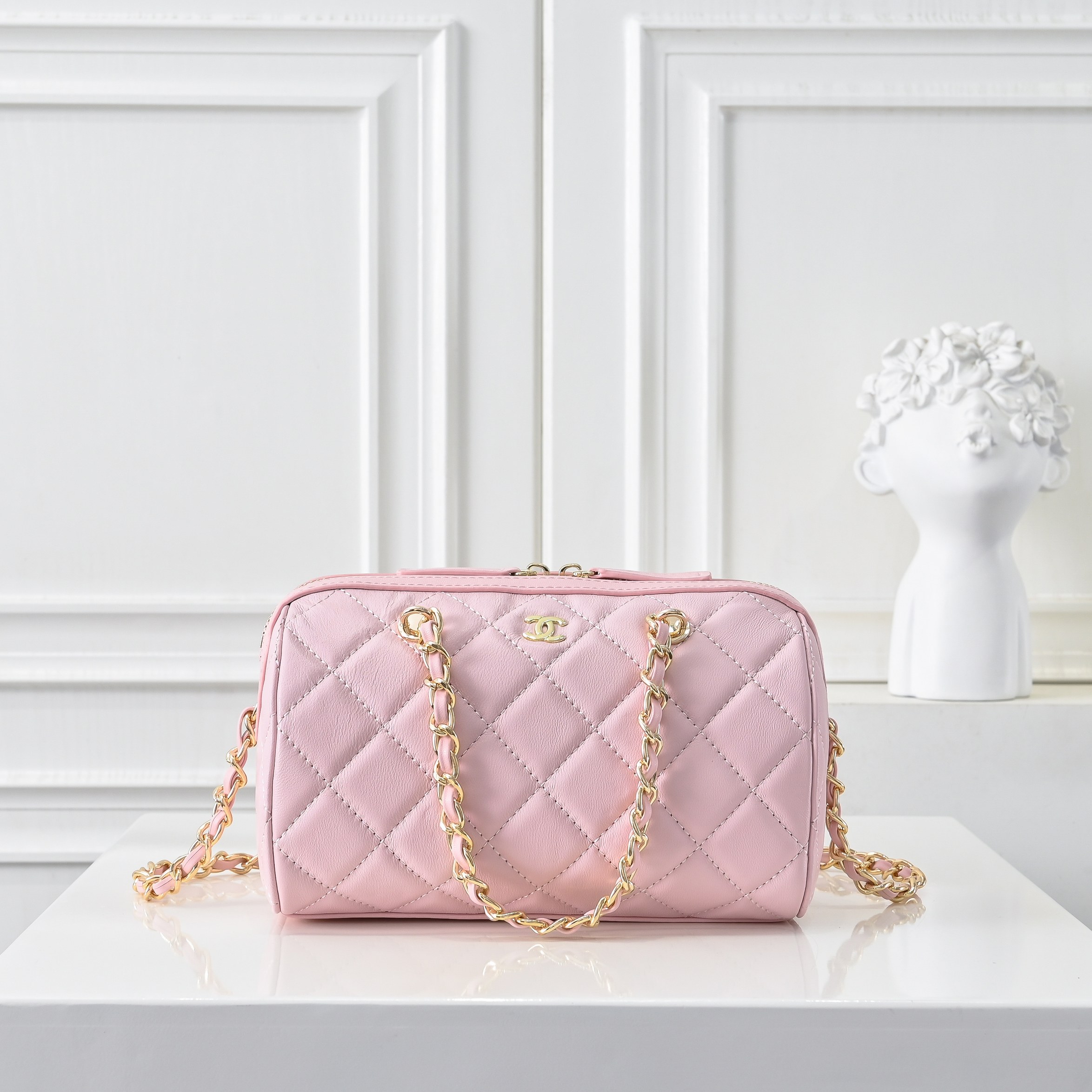 ￥CHANE*25。新款mini枕头包
一眼就爱上的小可爱！这只小巧精致近期真的太火🔥一眼就能相中的高颜