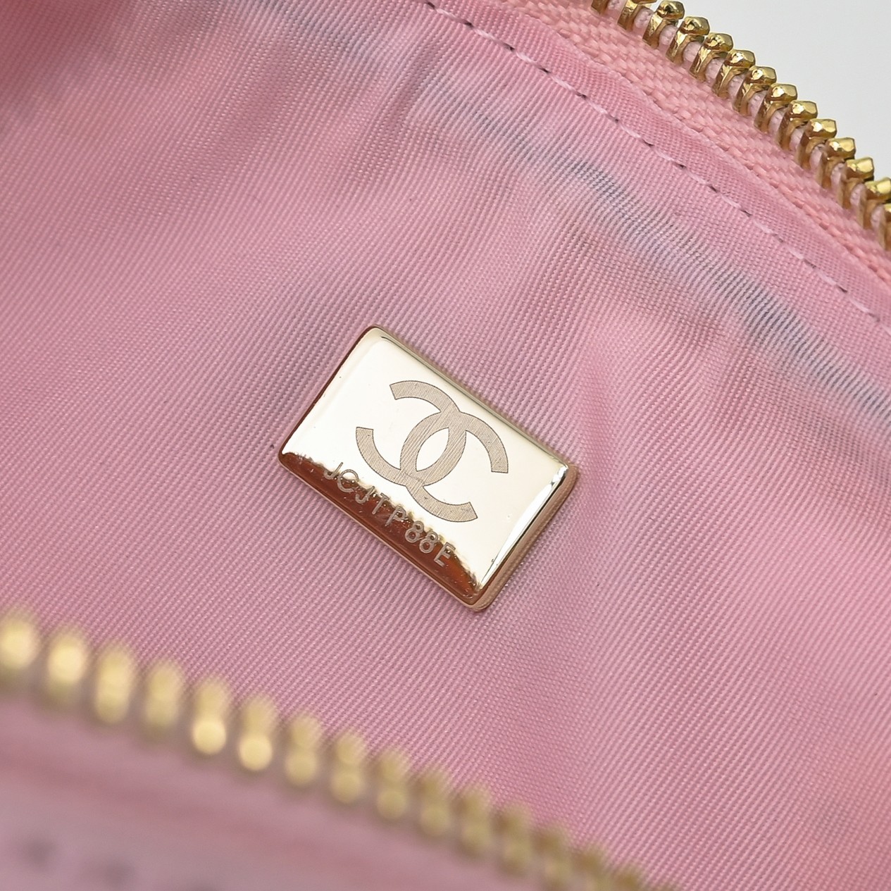 ￥CHANE*25。新款mini枕头包
一眼就爱上的小可爱！这只小巧精致近期真的太火🔥一眼就能相中的高颜