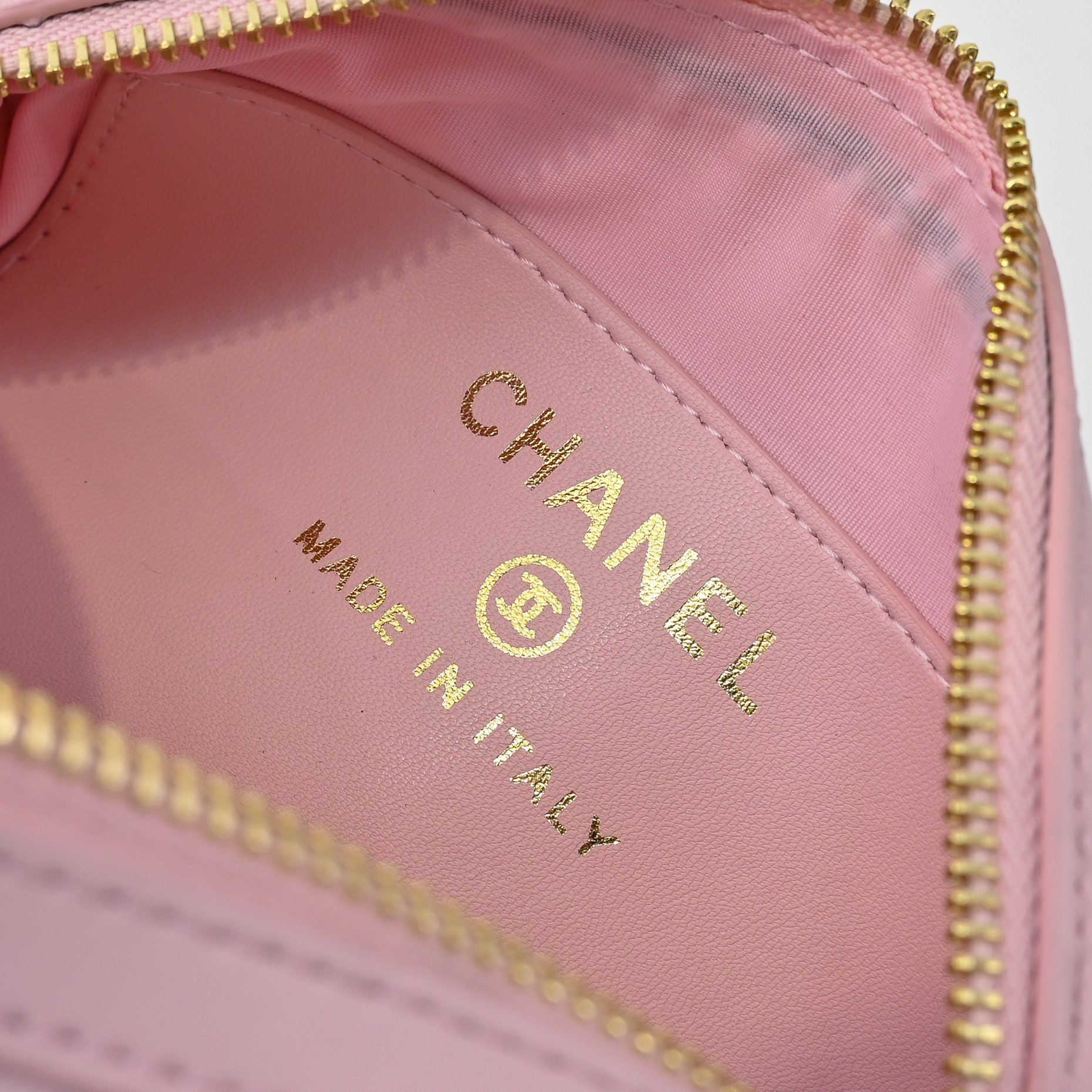 ￥CHANE*25。新款mini枕头包
一眼就爱上的小可爱！这只小巧精致近期真的太火🔥一眼就能相中的高颜