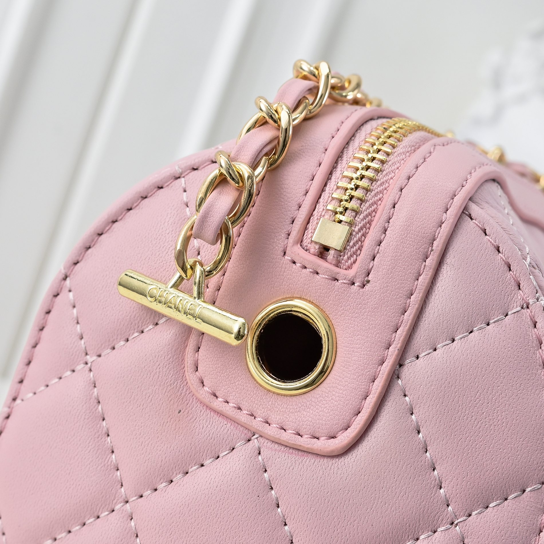 ￥CHANE*25。新款mini枕头包
一眼就爱上的小可爱！这只小巧精致近期真的太火🔥一眼就能相中的高颜