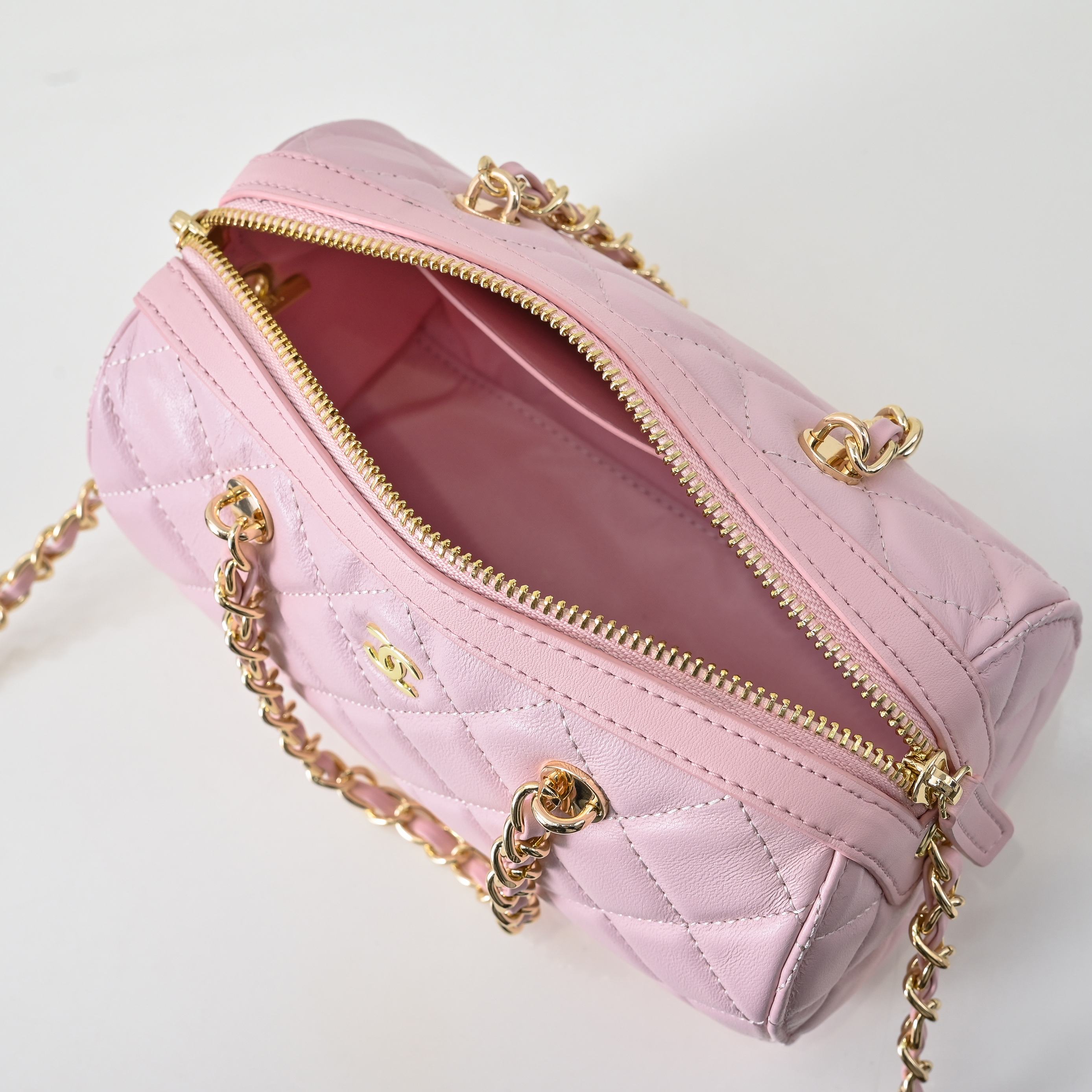 ￥CHANE*25。新款mini枕头包
一眼就爱上的小可爱！这只小巧精致近期真的太火🔥一眼就能相中的高颜