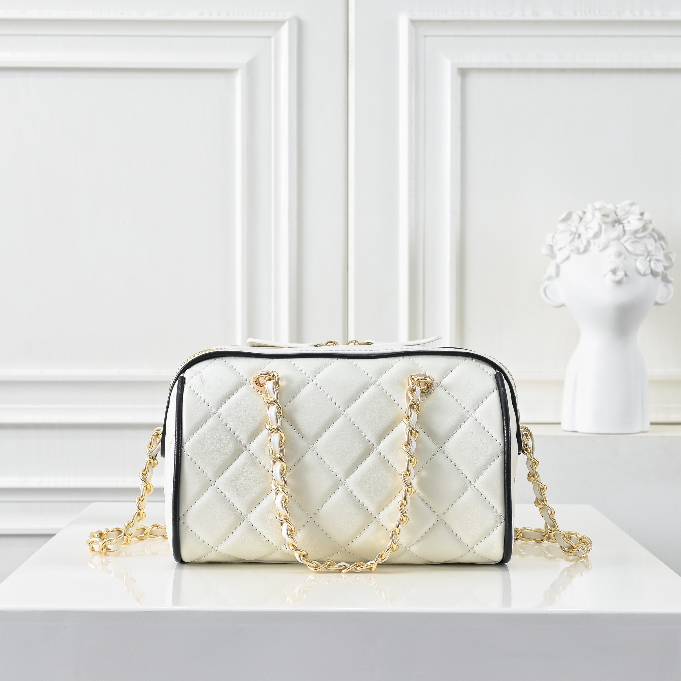 ￥CHANE*25。新款mini拼色保龄球
一眼就爱上的小可爱！这只小巧精致近期真的太火🔥一眼就能相中的