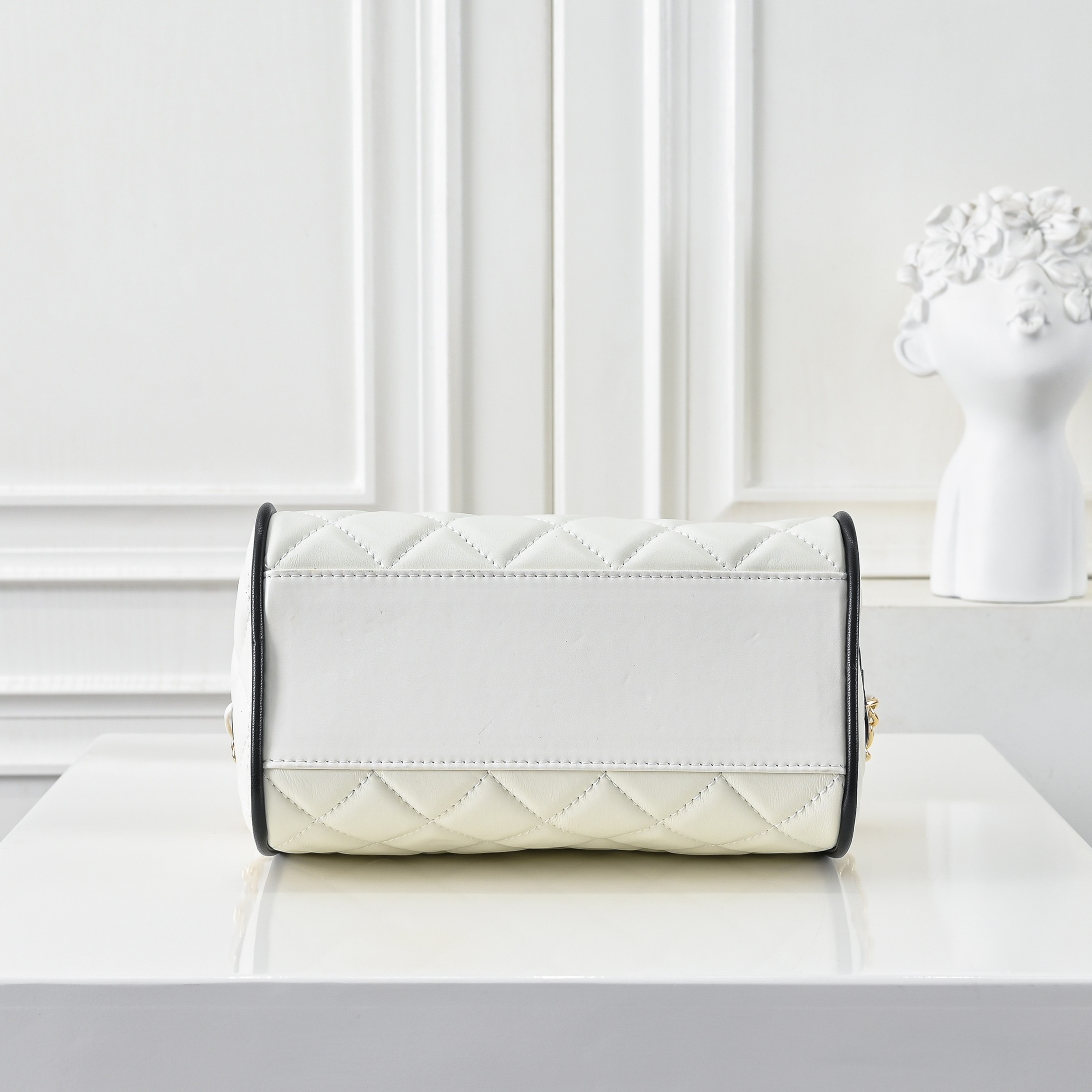 ￥CHANE*25。新款mini拼色保龄球
一眼就爱上的小可爱！这只小巧精致近期真的太火🔥一眼就能相中的