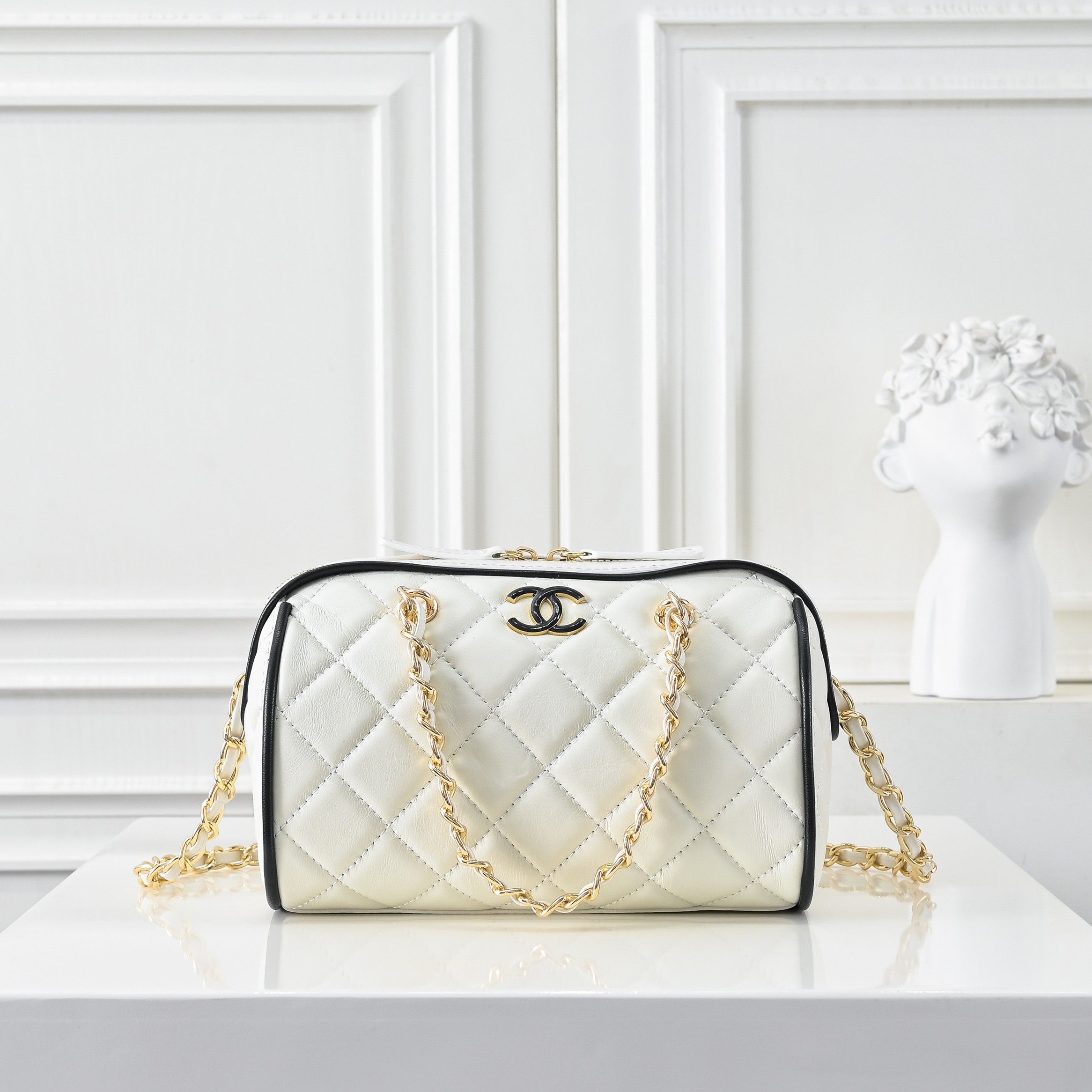 ￥CHANE*25。新款mini拼色保龄球
一眼就爱上的小可爱！这只小巧精致近期真的太火🔥一眼就能相中的