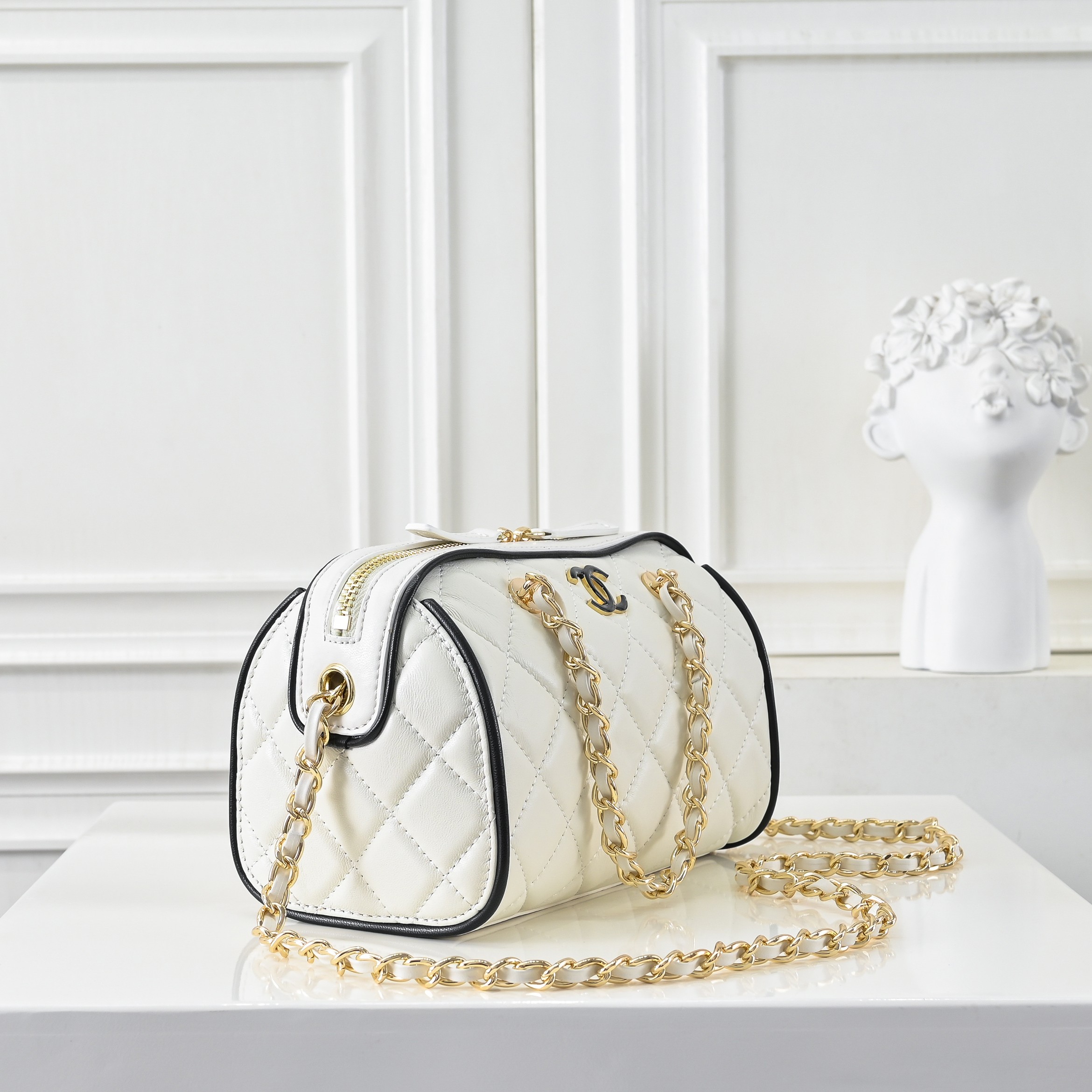 ￥CHANE*25。新款mini拼色保龄球
一眼就爱上的小可爱！这只小巧精致近期真的太火🔥一眼就能相中的