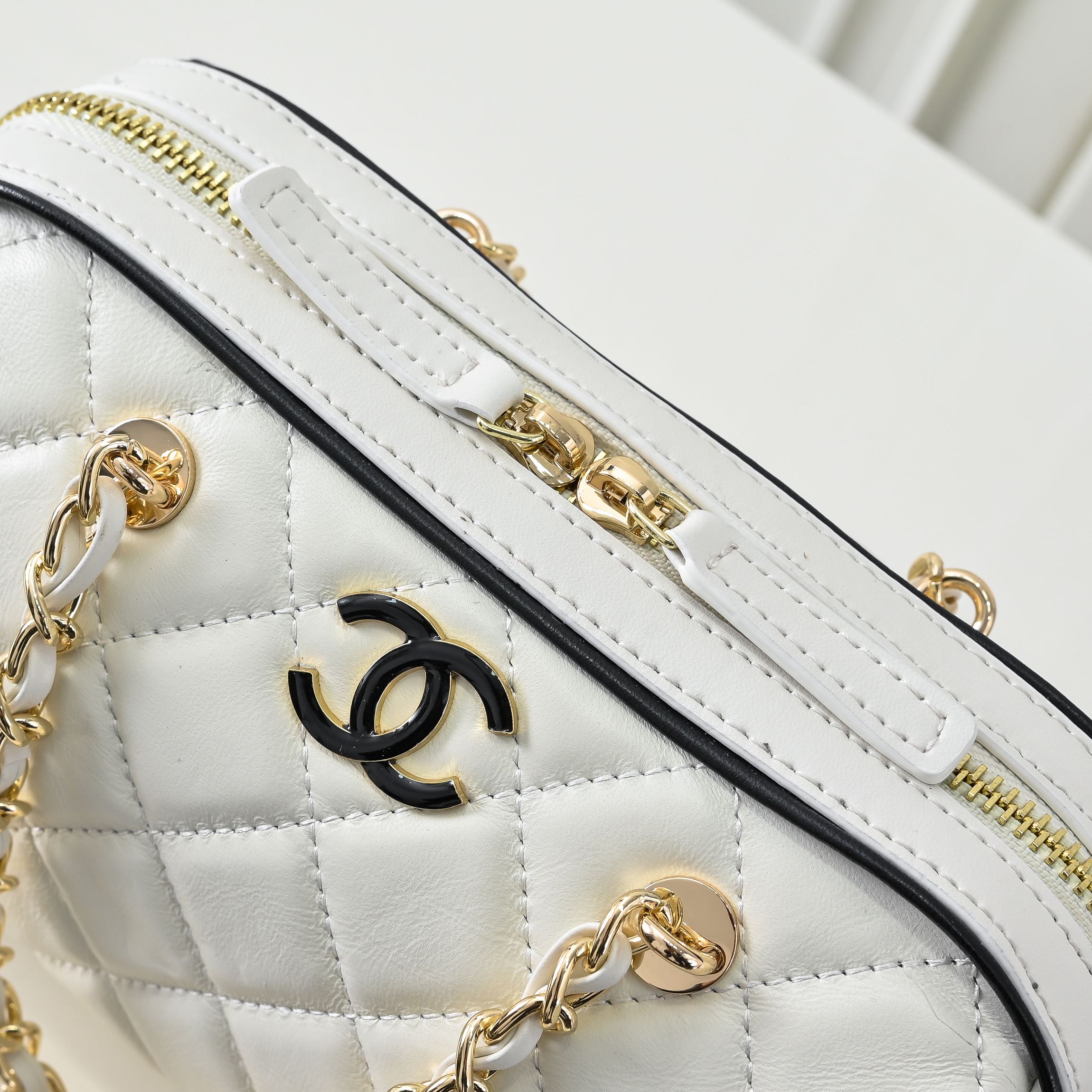 ￥CHANE*25。新款mini拼色保龄球
一眼就爱上的小可爱！这只小巧精致近期真的太火🔥一眼就能相中的