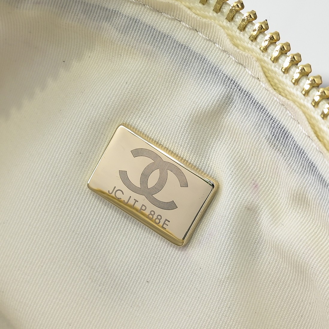 ￥CHANE*25。新款mini拼色保龄球
一眼就爱上的小可爱！这只小巧精致近期真的太火🔥一眼就能相中的